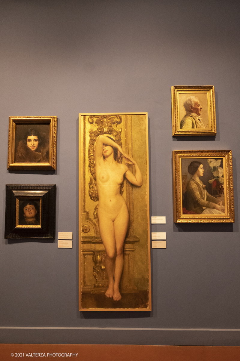 _DSF2320.jpg - 01/10/2029. Torino. L'accademia Albertina e Torino tra eccletismo e Liberty. Disegnare la cittÃ  non Ã¨ una semplice mostra ma un viaggio nella storia dellâ€™arte e dellâ€™architettura torinese che  vuole ritrovare nel passato le sinergie e le ispirazioni utili al nostro .futuro. Nella foto allestimente di una sala con opere di autori vari, tra cui Bartolomeo Boggio con Ritratto di contadino in giallo, Evangelina Alciati con  Ritratto di Fiornza Boccalatte, 1935 e Giovanni Grosso con nudo di donna.