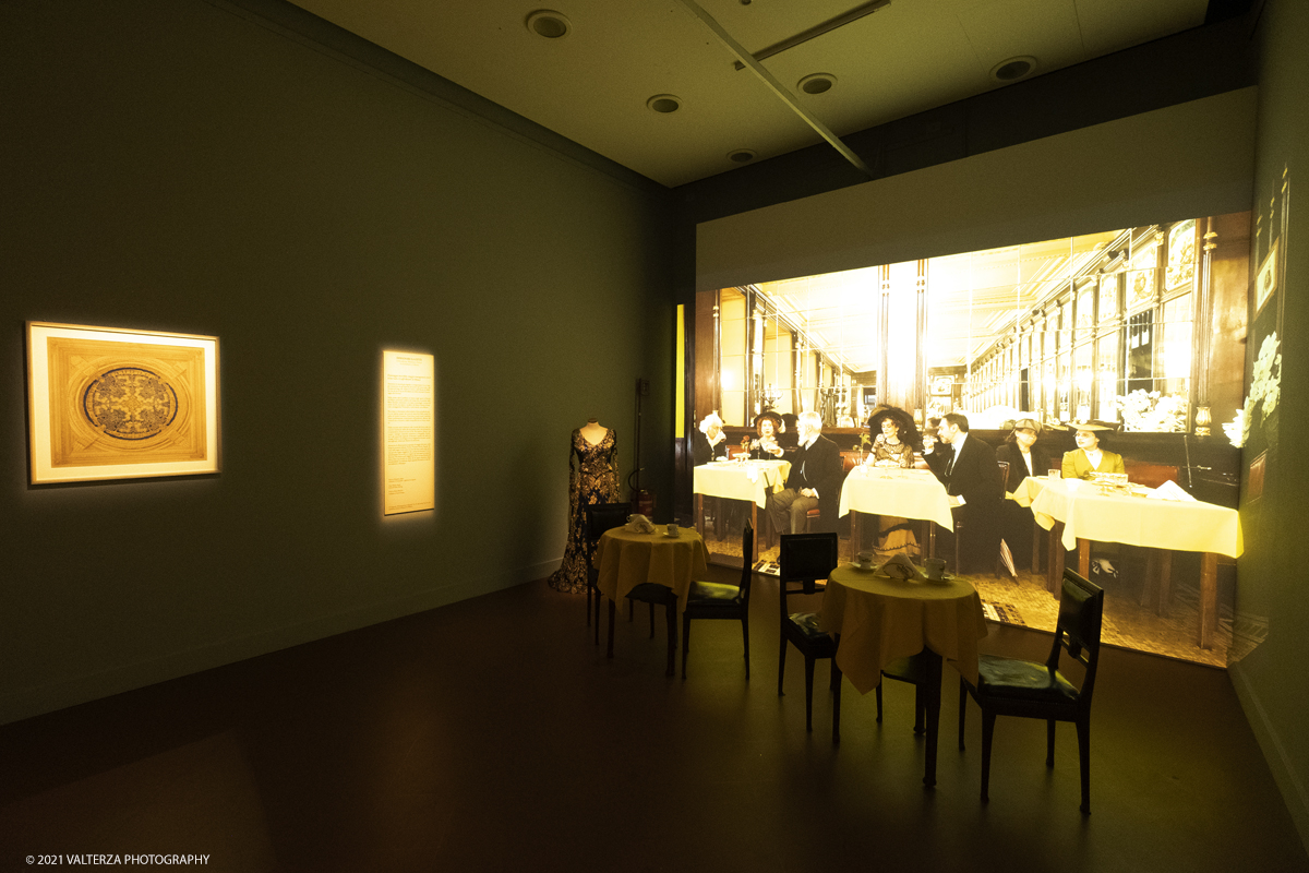 _DSF2338.jpg - 01/10/2029. Torino. L'accademia Albertina e Torino tra eccletismo e Liberty. Disegnare la cittÃ  non Ã¨ una semplice mostra ma un viaggio nella storia dellâ€™arte e dellâ€™architettura torinese che  vuole ritrovare nel passato le sinergie e le ispirazioni utili al nostro .futuro. Nella foto realizzazione audiovisiva per rievocare i fasti del CaffÃ¨ Baratti&Milano con i suoi notevoli fregi