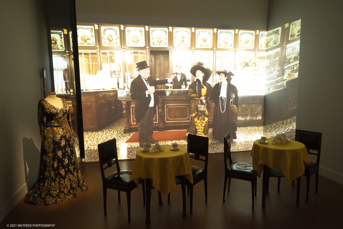 _DSF2363.jpg - 01/10/2029. Torino. L'accademia Albertina e Torino tra eccletismo e Liberty. Disegnare la cittÃ  non Ã¨ una semplice mostra ma un viaggio nella storia dellâ€™arte e dellâ€™architettura torinese che  vuole ritrovare nel passato le sinergie e le ispirazioni utili al nostro .futuro. Nella foto realizzazione audiovisiva per rievocare i fasti del CaffÃ¨ Baratti&Milano con i suoi notevoli fregi