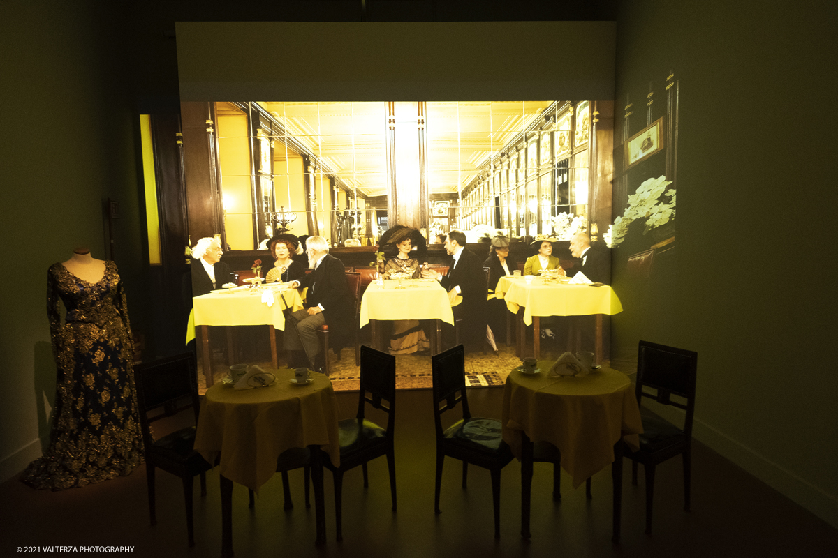 _DSF2366.jpg - 01/10/2029. Torino. L'accademia Albertina e Torino tra eccletismo e Liberty. Disegnare la cittÃ  non Ã¨ una semplice mostra ma un viaggio nella storia dellâ€™arte e dellâ€™architettura torinese che  vuole ritrovare nel passato le sinergie e le ispirazioni utili al nostro .futuro. Nella foto realizzazione audiovisiva per rievocare i fasti del CaffÃ¨ Baratti&Milano con i suoi notevoli fregi