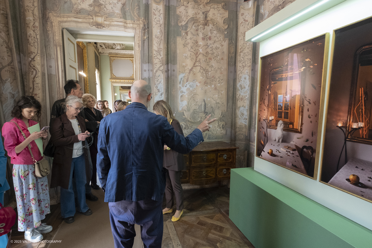 _DSF0857.jpg - 19/04/2023. Torino. DIVAS â€“ Dog Portraits Ã¨ una mostra di arte contemporanea che prende vita dal progetto fotografico â€œCave Canemâ€� con lâ€™intento di svelare, attraverso le immagini, la connessione fra il proprietario e il suo amico a quattro zampe, nel contesto della loro abitazione. Nella foto visita guidata della mostra da parte della curatrice Carla Testore e dell'autore Francesco Pergolesi