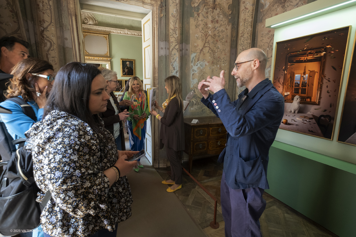 _DSF0906.jpg - 19/04/2023. Torino. DIVAS â€“ Dog Portraits Ã¨ una mostra di arte contemporanea che prende vita dal progetto fotografico â€œCave Canemâ€� con lâ€™intento di svelare, attraverso le immagini, la connessione fra il proprietario e il suo amico a quattro zampe, nel contesto della loro abitazione. Nella foto visita guidata della mostra da parte della curatrice Carla Testore e dell'autore Francesco Pergolesi