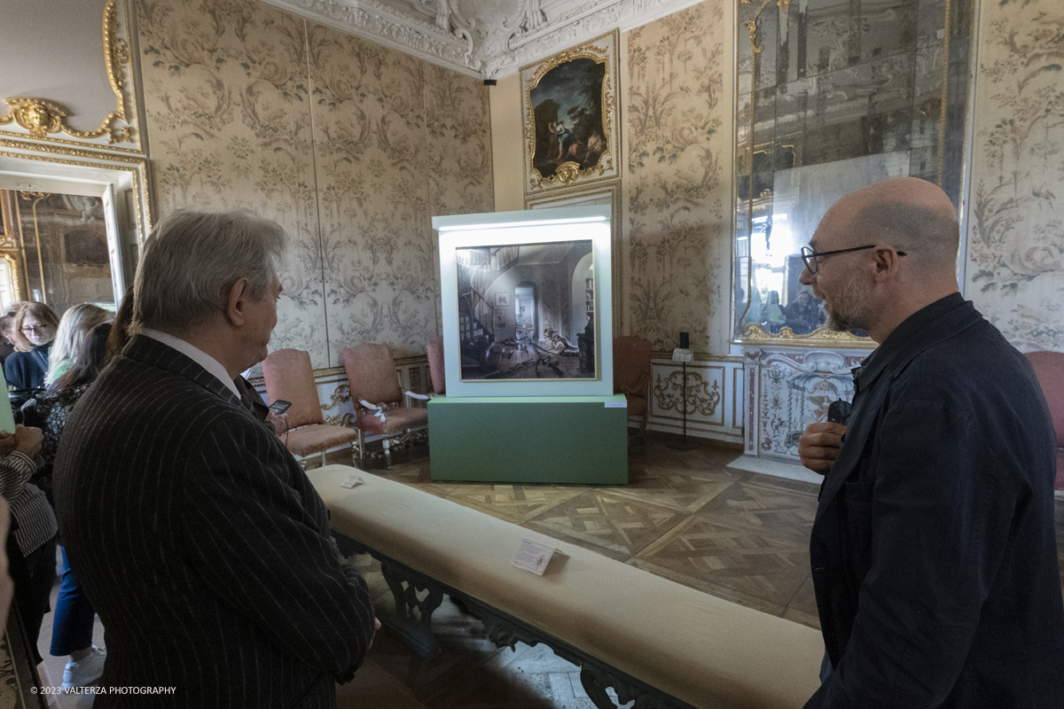 _DSF0970.jpg - 19/04/2023. Torino. DIVAS â€“ Dog Portraits Ã¨ una mostra di arte contemporanea che prende vita dal progetto fotografico â€œCave Canemâ€� con lâ€™intento di svelare, attraverso le immagini, la connessione fra il proprietario e il suo amico a quattro zampe, nel contesto della loro abitazione. Nella foto visita guidata della mostra da parte della curatrice Carla Testore e dell'autore Francesco Pergolesi