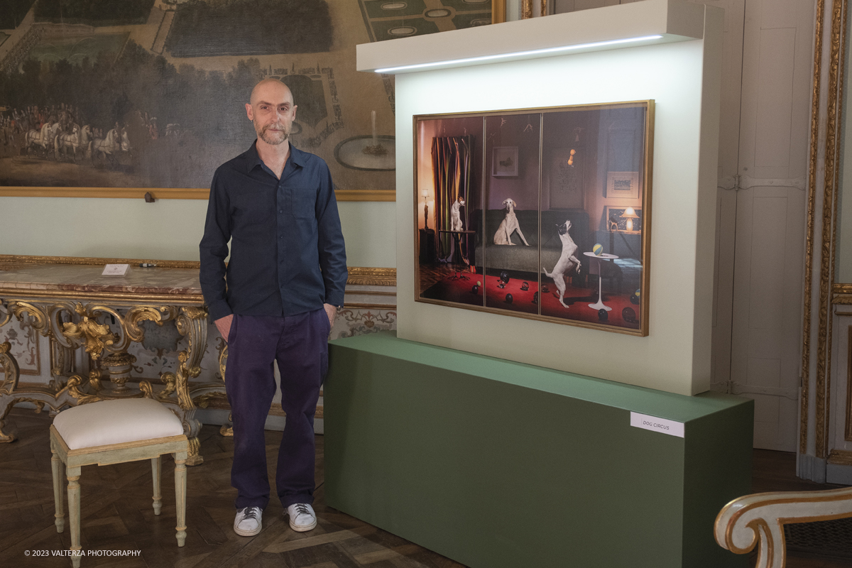 _DSF2529.jpg - 19/04/2023. Torino. DIVAS â€“ Dog Portraits Ã¨ una mostra di arte contemporanea che prende vita dal progetto fotografico â€œCave Canemâ€� con lâ€™intento di svelare, attraverso le immagini, la connessione fra il proprietario e il suo amico a quattro zampe, nel contesto della loro abitazione. Nella foto il fotografo Francesco Pergolesi autore delle immagini in mostra