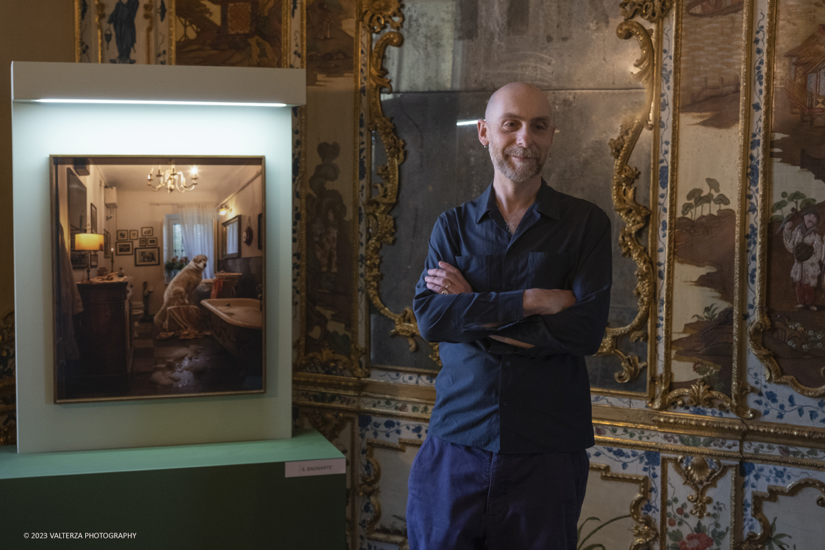 _DSF2558.jpg - 19/04/2023. Torino. DIVAS â€“ Dog Portraits Ã¨ una mostra di arte contemporanea che prende vita dal progetto fotografico â€œCave Canemâ€� con lâ€™intento di svelare, attraverso le immagini, la connessione fra il proprietario e il suo amico a quattro zampe, nel contesto della loro abitazione. Nella foto il fotografo Francesco Pergolesi autore delle immagini in mostra