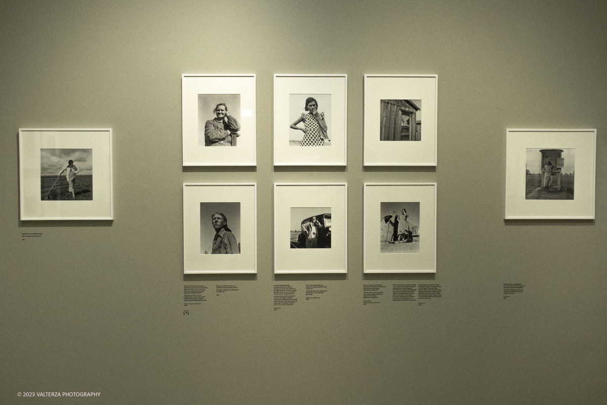 _DSF7941.jpg - 18/07/2023. Torino. La mostra si compone di 200 immagini  e presenta la carriera di Dorothea Lange. Il percorso di mostra si concentra in particolare sugli anni Trenta e Quaranta, picco assoluto della sua attivitÃ . Nella foto parte dell'installazione della mostra