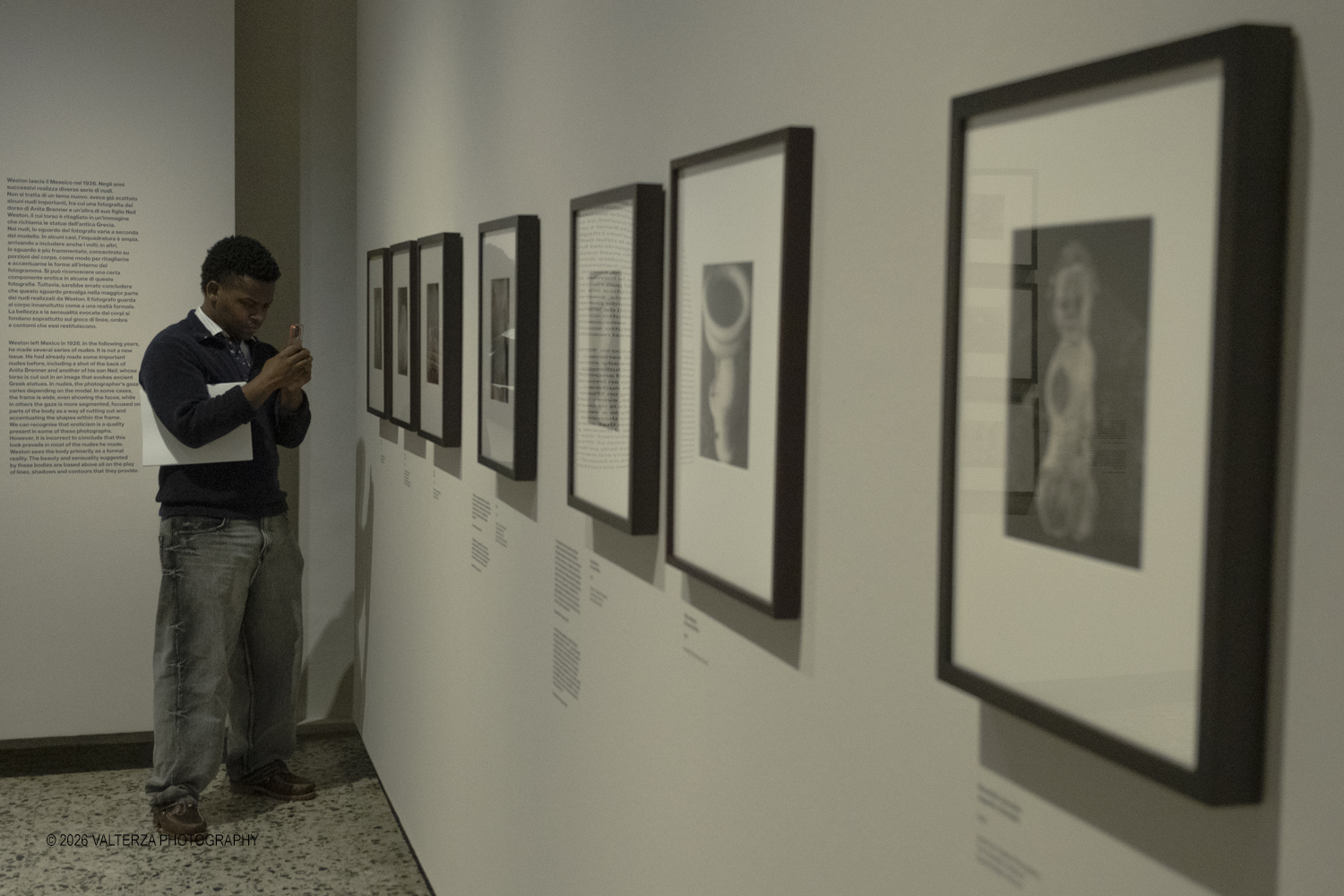 DSCF0550.jpg - 11/02/2026. Torino. CAMERA | EDWARD WESTON. La materia delle forme. Con una selezione di 171 immagini, molte delle quali vintage, il percorso espositivo â€“ curato da SÃ©rgio Mah â€“ si configura come unâ€™ampia antologia che ripercorre tutte le fasi della produzione di Edward Weston (Illinois, 1886 - California, 1958)  Nella foto in visita alla mostra