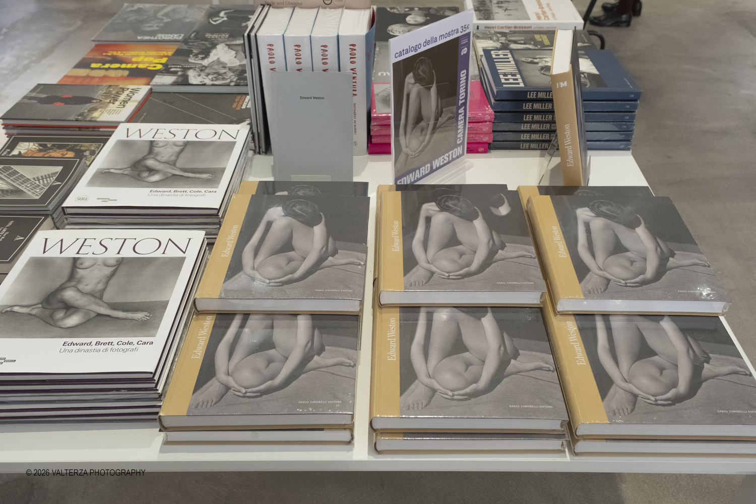 DSCF0707.jpg - 11/02/2026. Torino. CAMERA | EDWARD WESTON. La materia delle forme. Con una selezione di 171 immagini, molte delle quali vintage, il percorso espositivo â€“ curato da SÃ©rgio Mah â€“ si configura come unâ€™ampia antologia che ripercorre tutte le fasi della produzione di Edward Weston (Illinois, 1886 - California, 1958)  Nella foto il catalogo della mostra