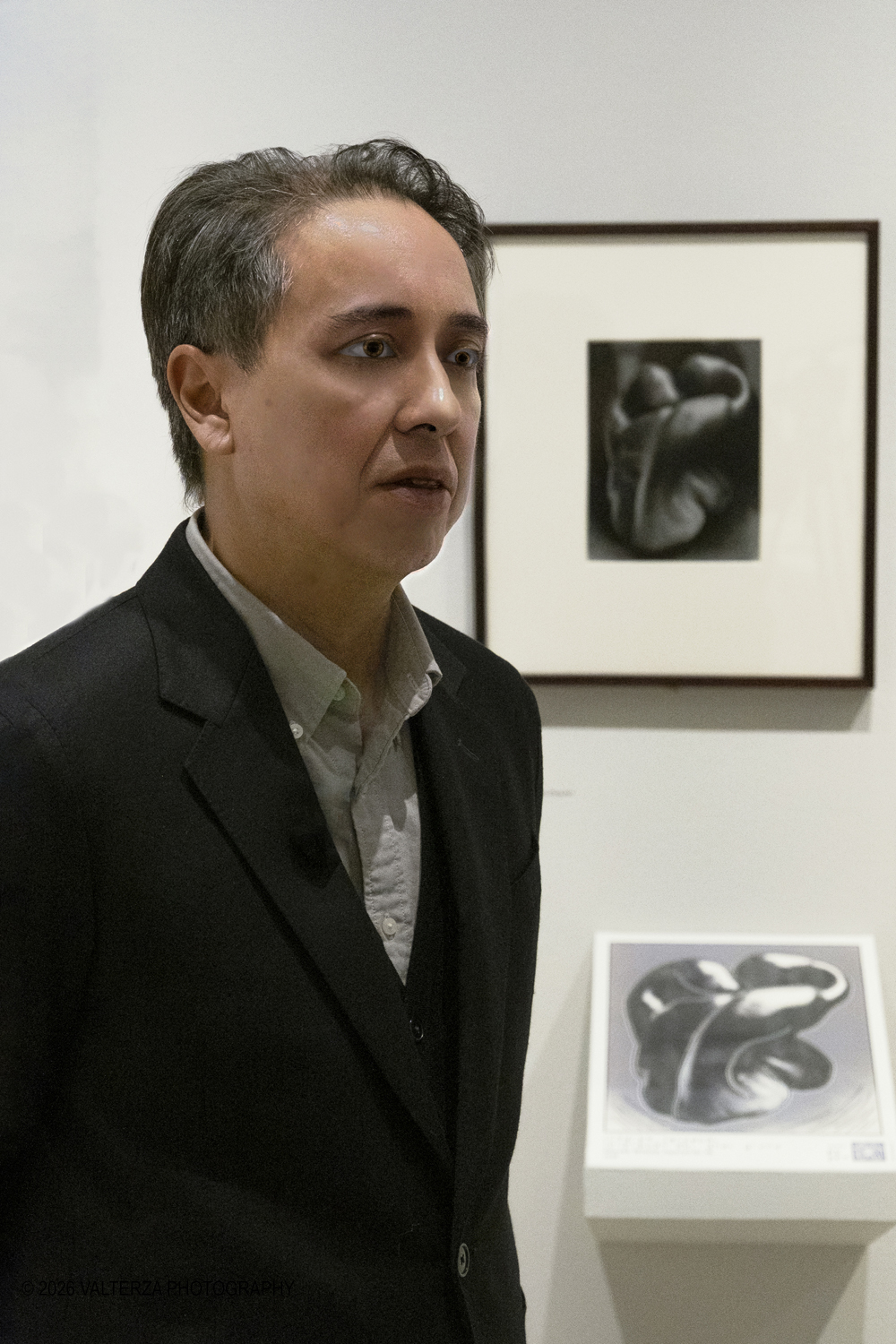 DSCF0764_pp.jpg - 11/02/2026. Torino. CAMERA | EDWARD WESTON. La materia delle forme. Con una selezione di 171 immagini, molte delle quali vintage, il percorso espositivo â€“ curato da SÃ©rgio Mah â€“ si configura come unâ€™ampia antologia che ripercorre tutte le fasi della produzione di Edward Weston (Illinois, 1886 - California, 1958)  Nella foto il curatore della mostra Sergio Mah