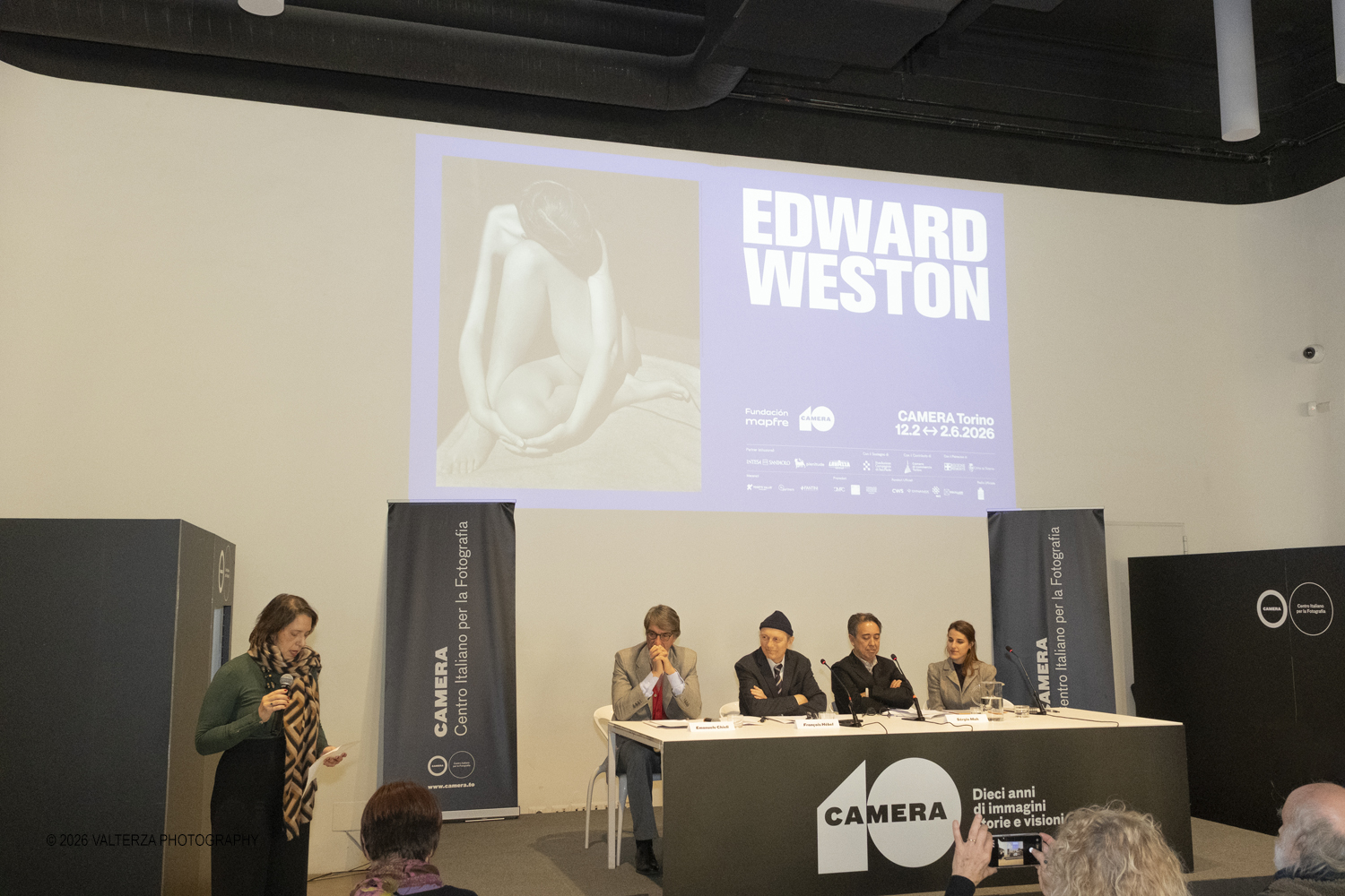 DSCF0796.jpg - 11/02/2026. Torino. CAMERA | EDWARD WESTON. La materia delle forme. Con una selezione di 171 immagini, molte delle quali vintage, il percorso espositivo â€“ curato da SÃ©rgio Mah â€“ si configura come unâ€™ampia antologia che ripercorre tutte le fasi della produzione di Edward Weston (Illinois, 1886 - California, 1958)  Nella foto Un monento della conferenza Stampa con il tavolo dei  relatori Emanuele Chieli Presidentedi Camera.FranÃ§ois HÃ©bel nuovo Direttore Artistico, Sergio Mah Curatore della mostra