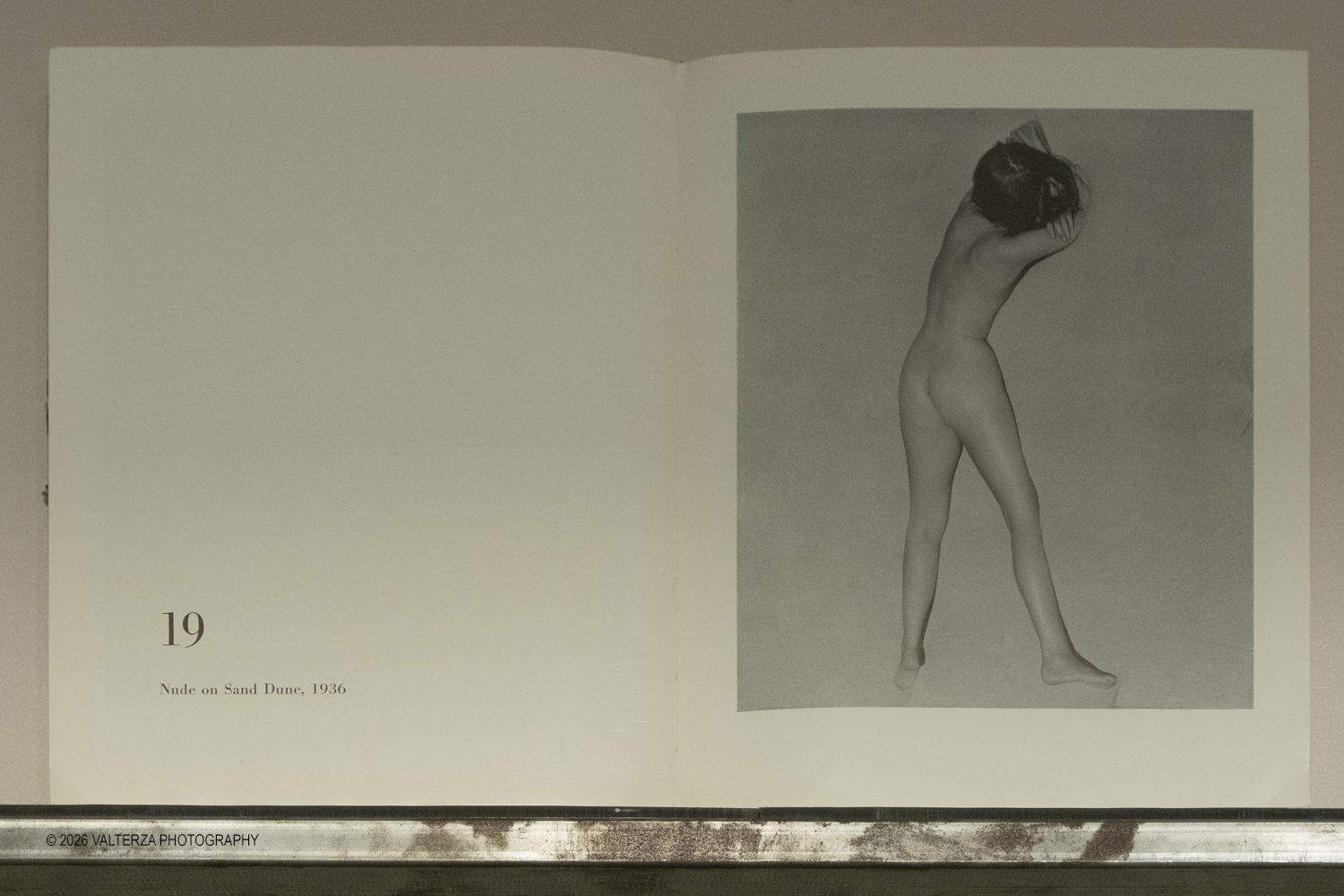 DSCF0911.jpg - 11/02/2026. Torino. CAMERA | EDWARD WESTON. La materia delle forme. Con una selezione di 171 immagini, molte delle quali vintage, il percorso espositivo â€“ curato da SÃ©rgio Mah â€“ si configura come unâ€™ampia antologia che ripercorre tutte le fasi della produzione di Edward Weston (Illinois, 1886 - California, 1958)  Nella foto bibliografia esposta bacheca