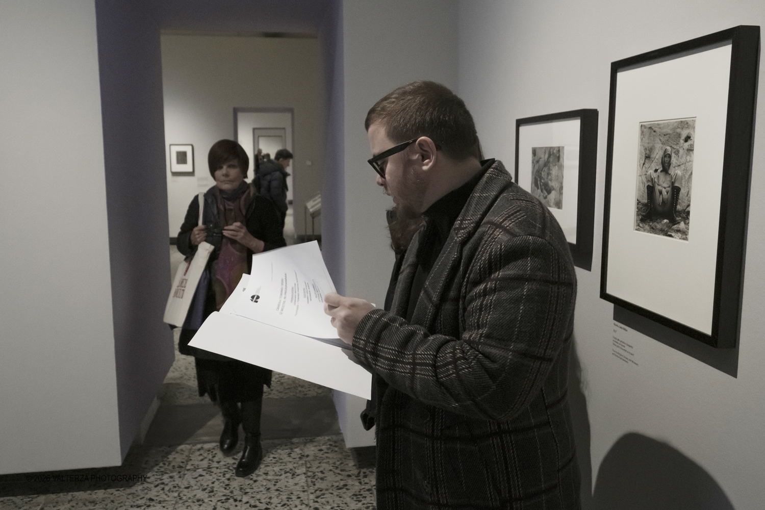 _DSF5503.jpg - 11/02/2026. Torino. CAMERA | EDWARD WESTON. La materia delle forme. Con una selezione di 171 immagini, molte delle quali vintage, il percorso espositivo â€“ curato da SÃ©rgio Mah â€“ si configura come unâ€™ampia antologia che ripercorre tutte le fasi della produzione di Edward Weston (Illinois, 1886 - California, 1958)  Nella foto in consultazione della cartella stampa