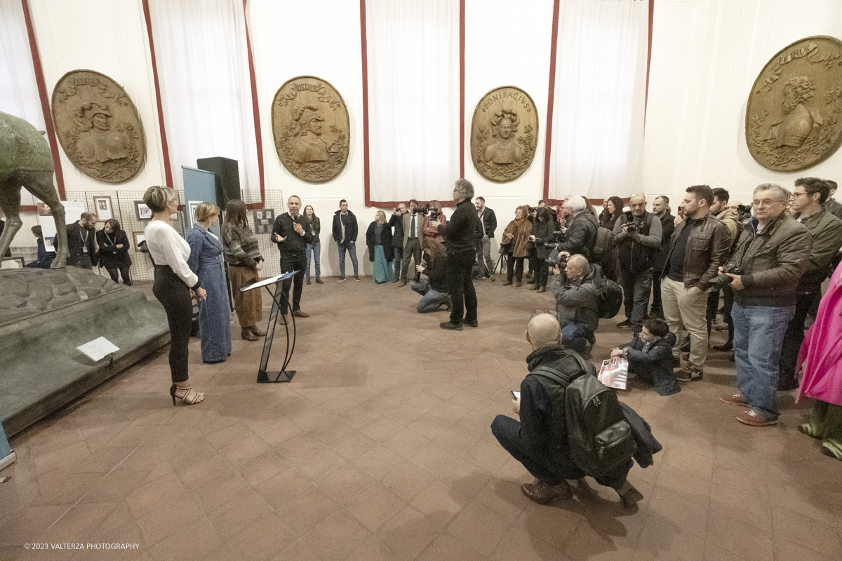 _DSF1374.jpg - 03/03/2023. Torino. In mostra le fotografie che nella lunghissima carriera di Erwitt meglio hanno descritto e rappresentato tutte le sfaccettature  dellâ€™essere famiglia. Nella foto la presentazione di Lara Martinetto di Next Exhibition societÃ  organizzatrice della moatra