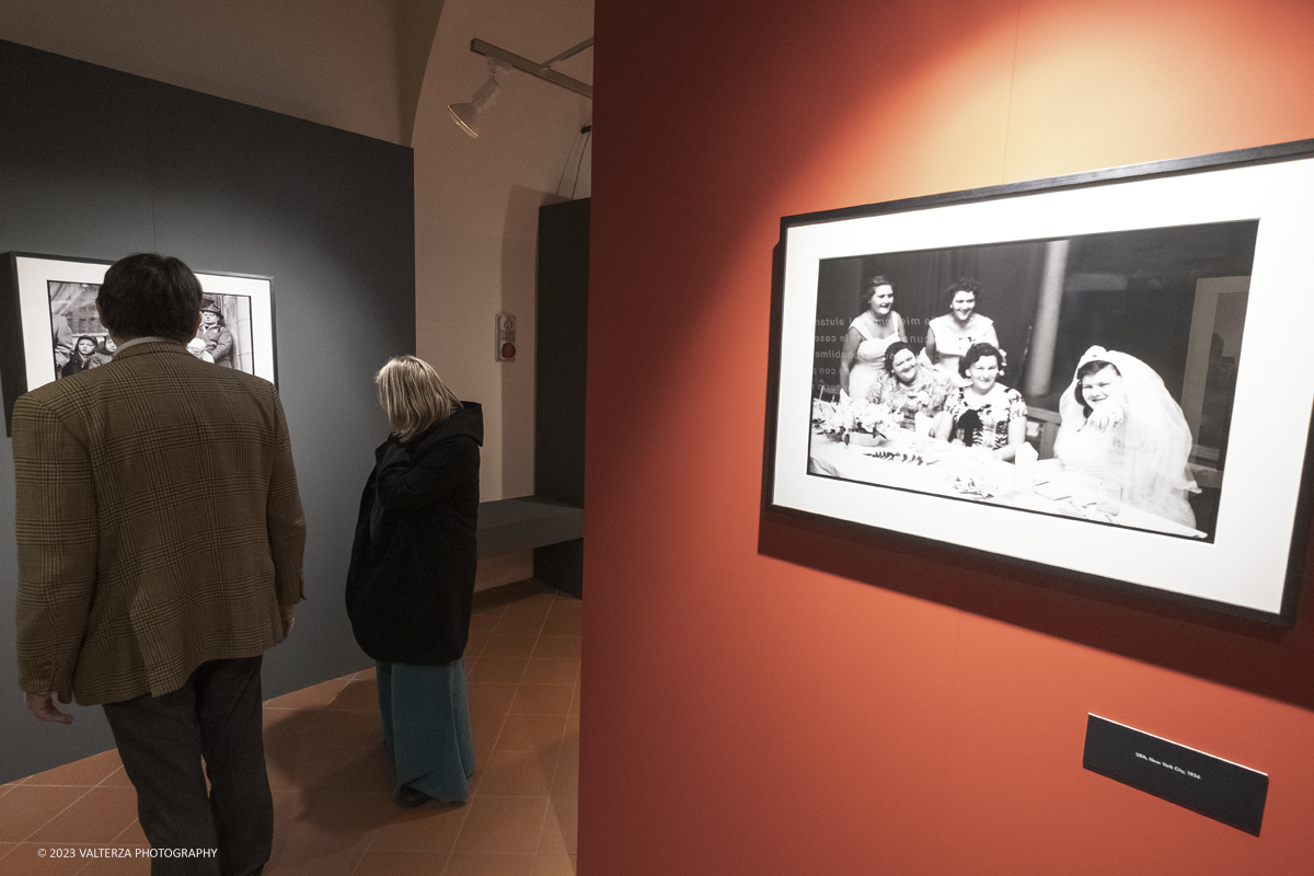 _DSF1442.jpg - 03/03/2023. Torino. In mostra le fotografie che nella lunghissima carriera di Erwitt meglio hanno descritto e rappresentato tutte le sfaccettature  dellâ€™essere famiglia. Nella foto in visita alla mostra