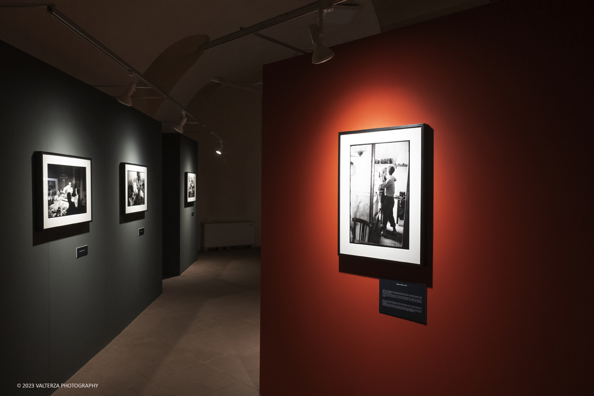 _DSF1451.jpg - 03/03/2023. Torino. In mostra le fotografie che nella lunghissima carriera di Erwitt meglio hanno descritto e rappresentato tutte le sfaccettature  dellâ€™essere famiglia. Nella foto parte dell'allestimento della mostra