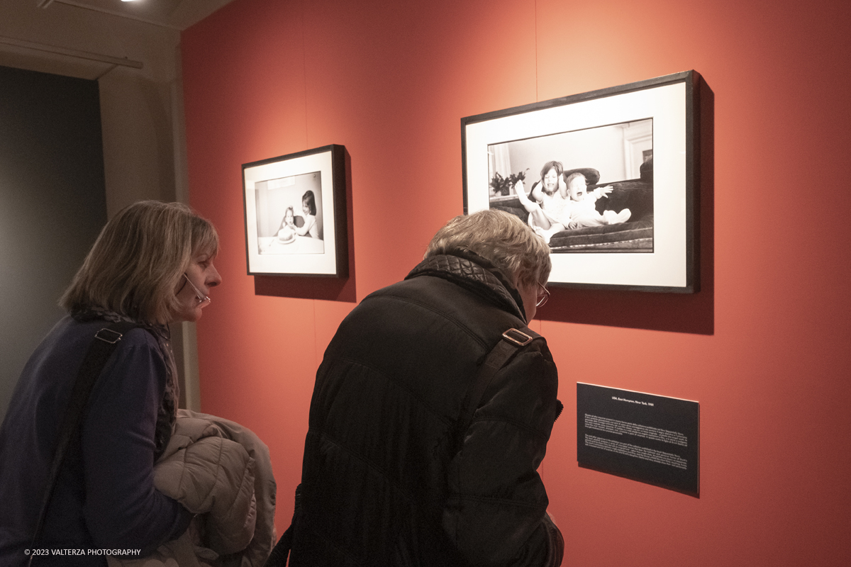 _DSF1473.jpg - 03/03/2023. Torino. In mostra le fotografie che nella lunghissima carriera di Erwitt meglio hanno descritto e rappresentato tutte le sfaccettature  dellâ€™essere famiglia. Nella foto in visita alla mostra