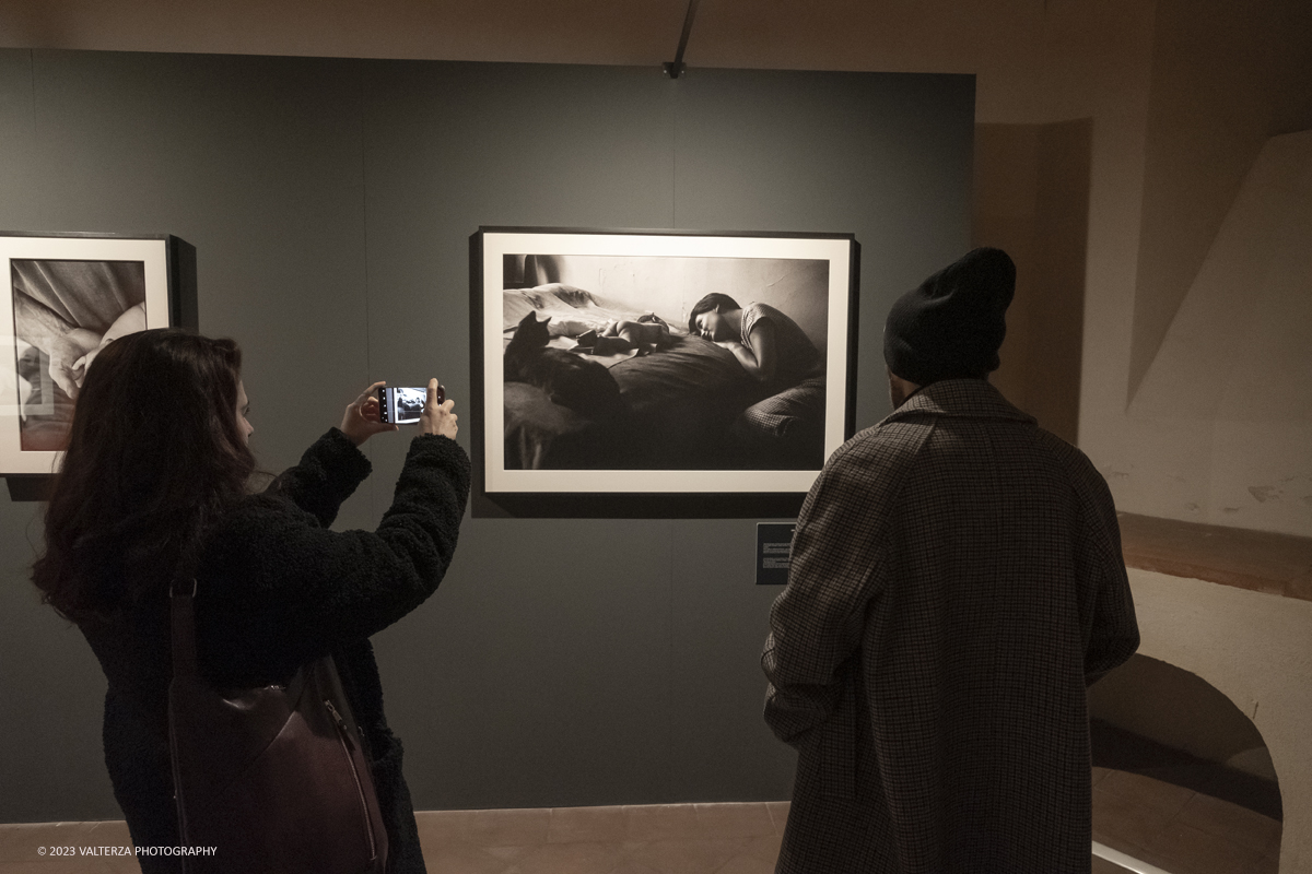 _DSF1512.jpg - 03/03/2023. Torino. In mostra le fotografie che nella lunghissima carriera di Erwitt meglio hanno descritto e rappresentato tutte le sfaccettature  dellâ€™essere famiglia. Nella foto in visita alla mostra