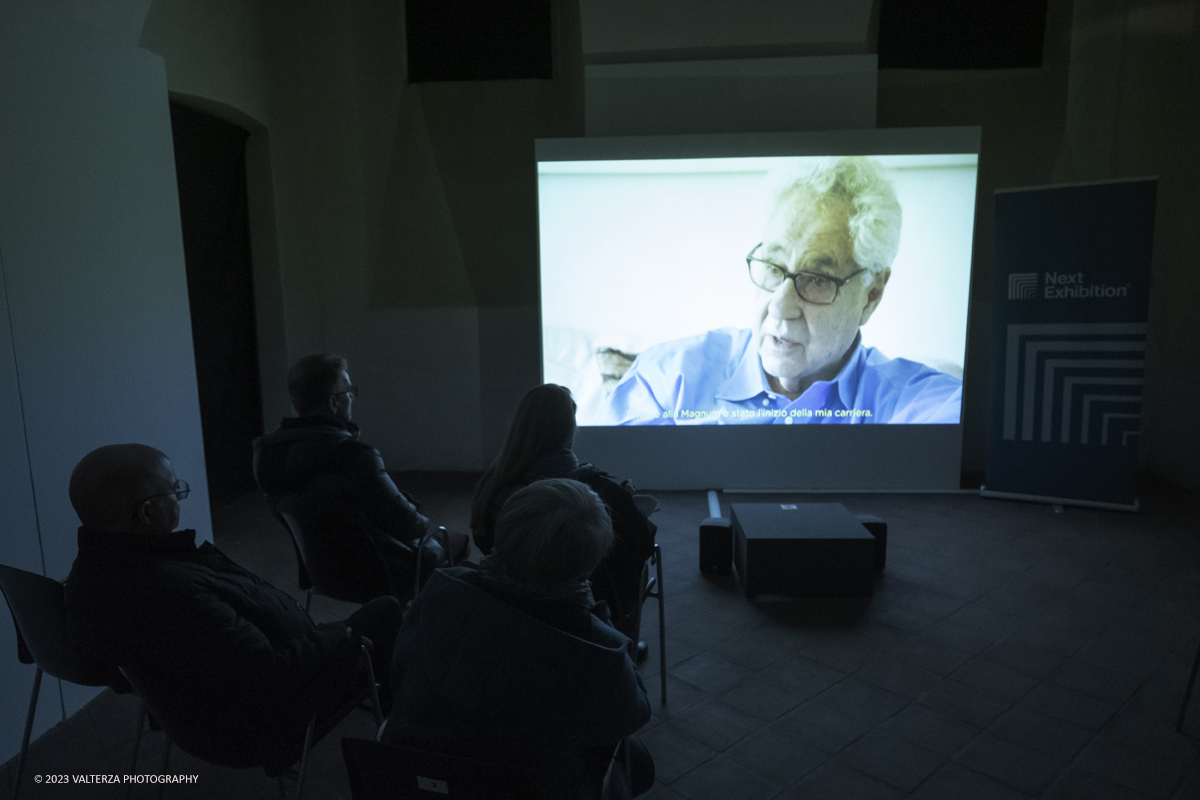 _DSF1515.jpg - 03/03/2023. Torino. In mostra le fotografie che nella lunghissima carriera di Erwitt meglio hanno descritto e rappresentato tutte le sfaccettature  dellâ€™essere famiglia. Nella foto installazione video sulla carriera di Elliot Erwitt