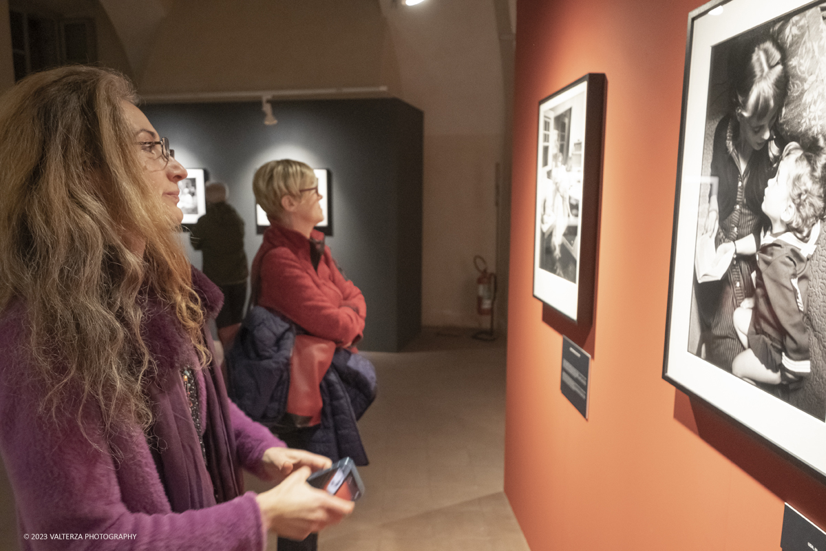 _DSF1561.jpg - 03/03/2023. Torino. In mostra le fotografie che nella lunghissima carriera di Erwitt meglio hanno descritto e rappresentato tutte le sfaccettature  dellâ€™essere famiglia. Nella foto in visita alla mostra