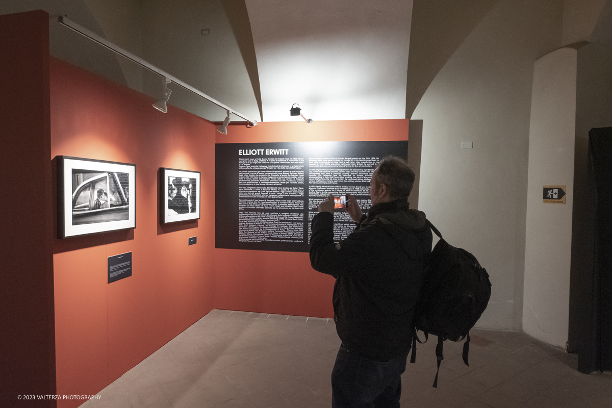 _DSF1587.jpg - 03/03/2023. Torino. In mostra le fotografie che nella lunghissima carriera di Erwitt meglio hanno descritto e rappresentato tutte le sfaccettature  dellâ€™essere famiglia. Nella foto in visita alla mostra