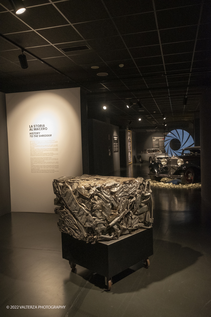 _DSF9335.jpg - 27/06/2022. Torino. Nel mondo del collezionismo di automobili dâ€™epoca, dove il valore delle vetture storiche registra notevoli tassi di crescita i casi di contraffazione sono sempre piÃ¹ numerosi. Al MAUTO la nuova mostra sul tema. Nella foto il blocco di una maccchina rottamata sotto la pressa simbolo della mostra quale destinazione finale di un fake