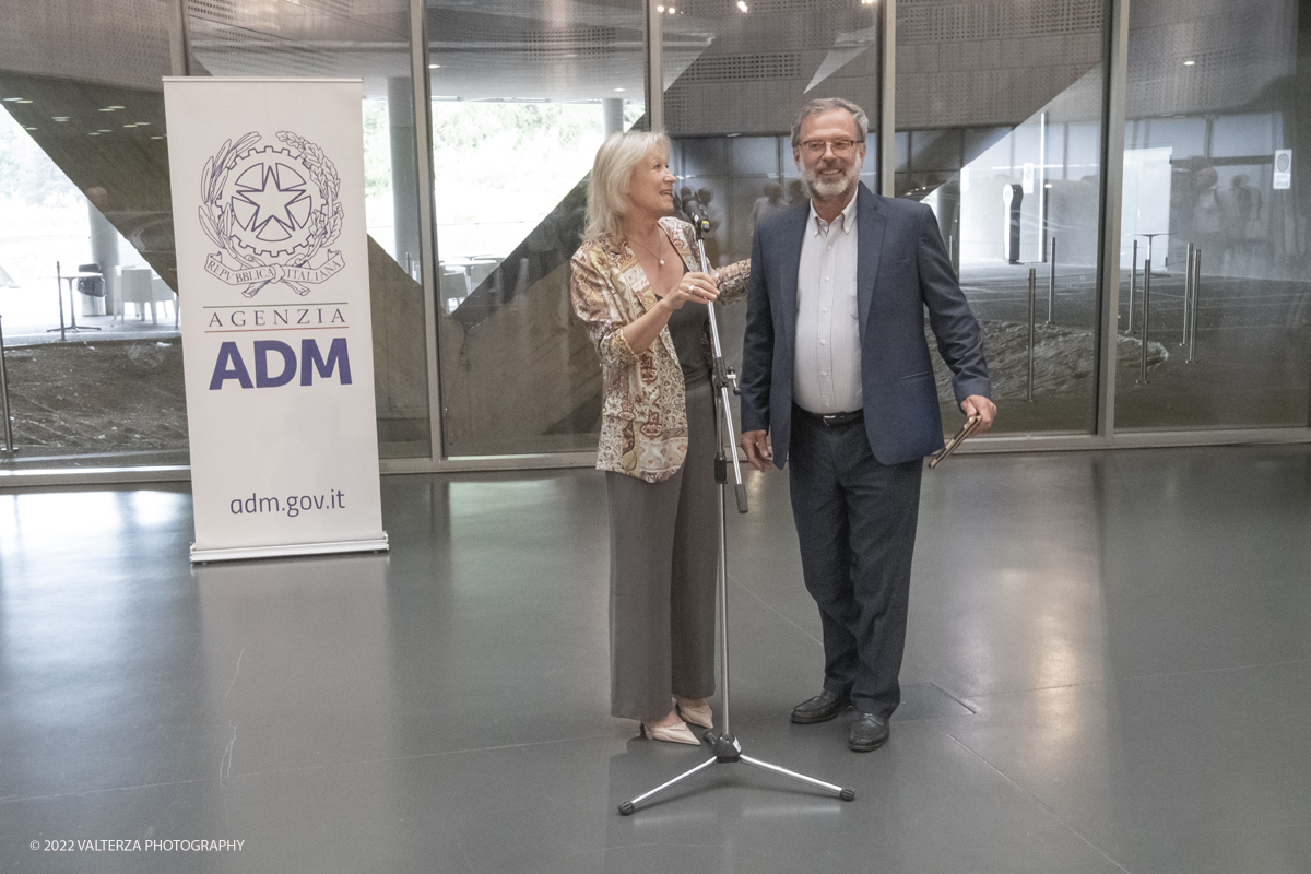 _DSF9400.jpg - 27/06/2022. Torino. Nel mondo del collezionismo di automobili dâ€™epoca, dove il valore delle vetture storiche registra notevoli tassi di crescita i casi di contraffazione sono sempre piÃ¹ numerosi. Al MAUTO la nuova mostra sul tema. Nella foto Mariella Mengozzi direttore del MAUTO presenta GiosuÃ¨ Boetto Cohen curatore della mostra