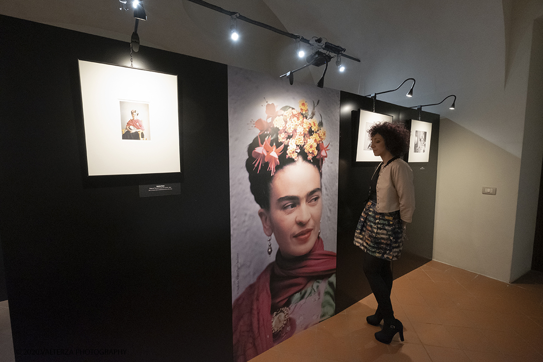 _DSF1351.jpg - 31/01/2020. Torino. " Frida Kahlo through the lens of Nickolas Murray" .Un viaggio emozionale nella vita dell'icona mondiale Frida Kahlo. Un percorso per conoscere la donna, viverla e comprendere la sua essenza, fatta di forza, coraggio, talento e un immenso amore. Una mostra evento per la prima volta in Europa. Nella foto un momento della visita.