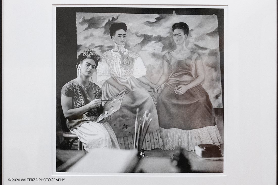 _DSF2801.jpg - 31/01/2020. Torino. " Frida Kahlo through the lens of Nickolas Murray" .Un viaggio emozionale nella vita dell'icona mondiale Frida Kahlo. Un percorso per conoscere la donna, viverla e comprendere la sua essenza, fatta di forza, coraggio, talento e un immenso amore. Una mostra evento per la prima volta in Europa. Nella foto Frida che dipinge le due Frida; Coyoacan; 1939