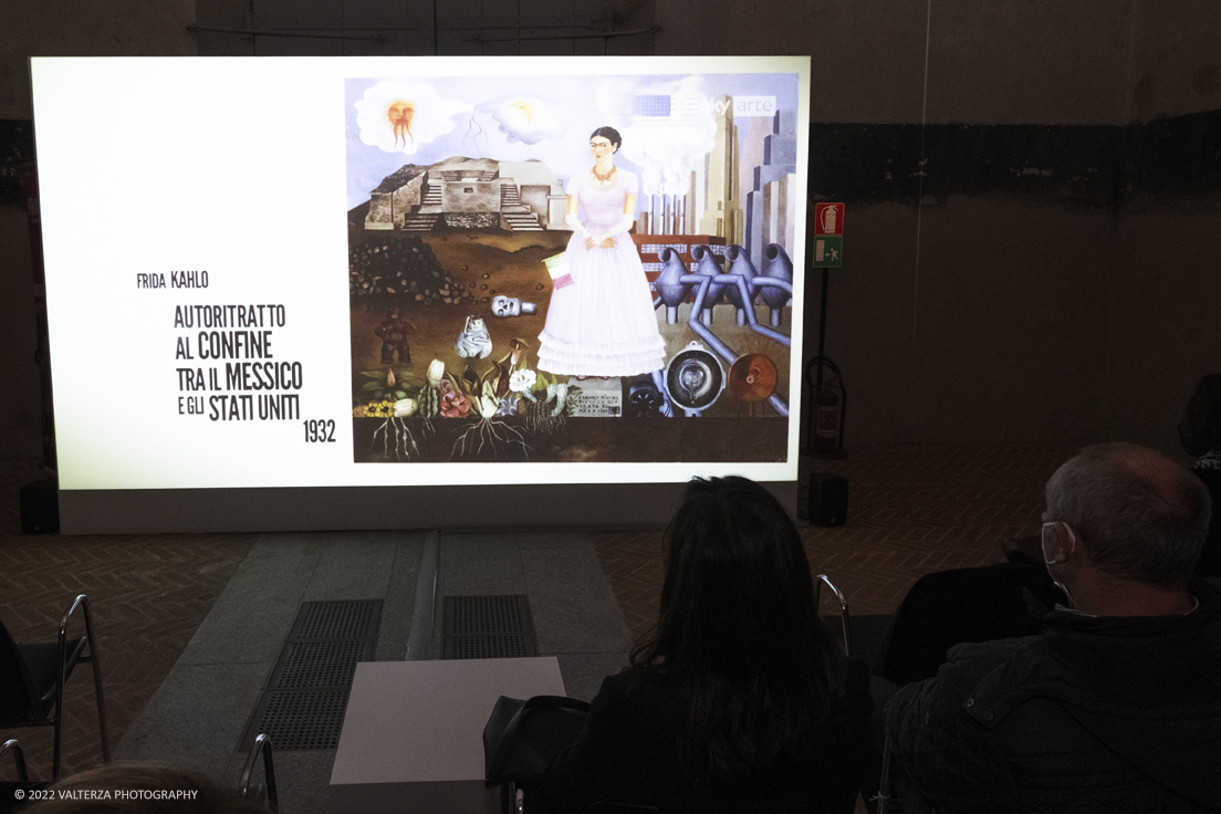 _DSF6697.jpg - 11/03/2022. Torino. La mostra -evento Frida-Kahlo Trough the lens of  Nicholas Muray. Un viaggio emozionale nella vita dell'icona mondiale Frida Kahlo.. Nella foto la saletta di proiezione del documentario Artist in Love  Frida Khalo e Diego Rivera , produzione Sky arte