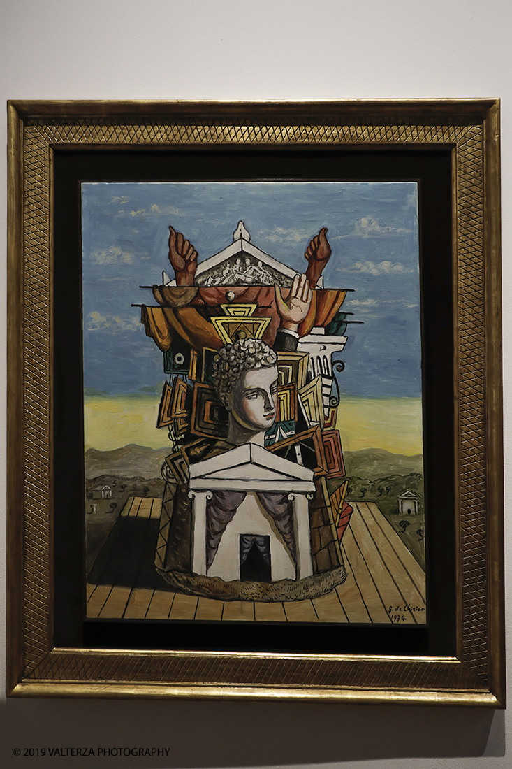 _G3I2257.jpg - 18/04/2019. Torino, La GAM di Torino presenta la grande mostra Giorgio de Chirico. Ritorno al Futuro, Neometafisica e Arte Contemporanea, un dialogo tra la pittura neometafisica di Giorgio de Chirico (Volo, Grecia, 1888 â€“ Roma, 1978) e le generazioni di artisti che, in particolare dagli anni Sessanta in poi, si sono ispirati alla sua opera, riconoscendolo come il maestro che ha anticipato la loro nuova visione e che con la sua neometafisica si Ã¨ posto in un confronto diretto con gli autori piÃ¹ giovani. Nella foto Trofeo con testa e tempio. Olio su tela; 1974. Sezione Giorgio De Chirico Neometafisico.