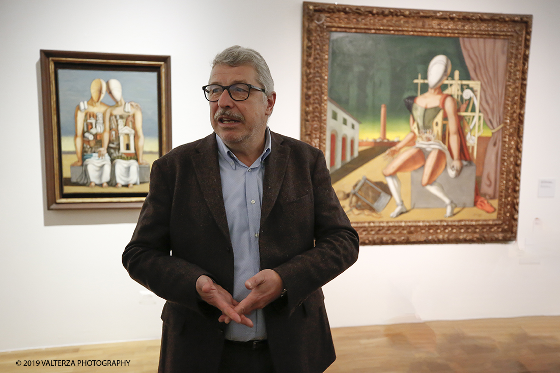 _X9B7955.jpg - 18/04/2019. Torino, La GAM di Torino presenta la grande mostra Giorgio de Chirico. Ritorno al Futuro, Neometafisica e Arte Contemporanea, un dialogo tra la pittura neometafisica di Giorgio de Chirico (Volo, Grecia, 1888 â€“ Roma, 1978) e le generazioni di artisti che, in particolare dagli anni Sessanta in poi, si sono ispirati alla sua opera, riconoscendolo come il maestro che ha anticipato la loro nuova visione e che con la sua neometafisica si Ã¨ posto in un confronto diretto con gli autori piÃ¹ giovani. Nella foto il direttore della GAM Riccardo Passoni introduce brevemente il pubblico dei giornalisti alla visita della mostra.