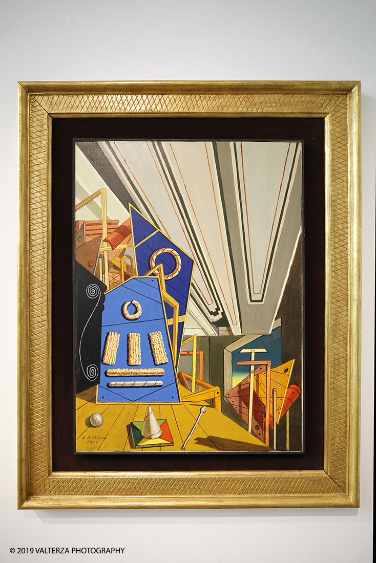 _X9B7975.jpg - 18/04/2019. Torino, La GAM di Torino presenta la grande mostra Giorgio de Chirico. Ritorno al Futuro, Neometafisica e Arte Contemporanea, un dialogo tra la pittura neometafisica di Giorgio de Chirico (Volo, Grecia, 1888 â€“ Roma, 1978) e le generazioni di artisti che, in particolare dagli anni Sessanta in poi, si sono ispirati alla sua opera, riconoscendolo come il maestro che ha anticipato la loro nuova visione e che con la sua neometafisica si Ã¨ posto in un confronto diretto con gli autori piÃ¹ giovani. Nella foto Interno Metafisico con palla e biscotti. . OLio su tela 1971. Sezione Giorgio De Chirico neometafisico.