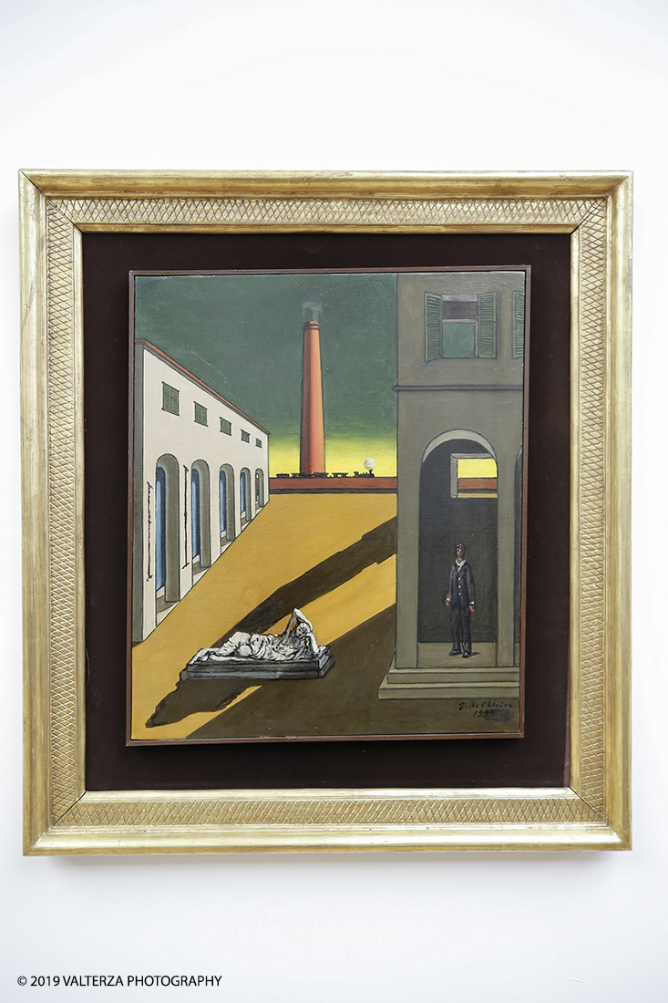 _X9B8014.jpg - 18/04/2019. Torino, La GAM di Torino presenta la grande mostra Giorgio de Chirico. Ritorno al Futuro, Neometafisica e Arte Contemporanea, un dialogo tra la pittura neometafisica di Giorgio de Chirico (Volo, Grecia, 1888 â€“ Roma, 1978) e le generazioni di artisti che, in particolare dagli anni Sessanta in poi, si sono ispirati alla sua opera, riconoscendolo come il maestro che ha anticipato la loro nuova visione e che con la sua neometafisica si Ã¨ posto in un confronto diretto con gli autori piÃ¹ giovani. Nella foto De Chirico; Poesia d'estate. Olio su tela 1970