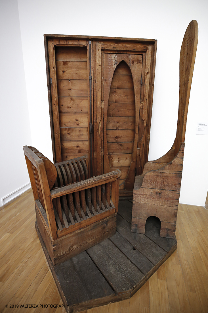 _X9B8024.jpg - 18/04/2019. Torino, La GAM di Torino presenta la grande mostra Giorgio de Chirico. Ritorno al Futuro, Neometafisica e Arte Contemporanea, un dialogo tra la pittura neometafisica di Giorgio de Chirico (Volo, Grecia, 1888 â€“ Roma, 1978) e le generazioni di artisti che, in particolare dagli anni Sessanta in poi, si sono ispirati alla sua opera, riconoscendolo come il maestro che ha anticipato la loro nuova visione e che con la sua neometafisica si Ã¨ posto in un confronto diretto con gli autori piÃ¹ giovani. Nella foto Mario Ceroli. I Mobili nella Valle nella sezione Citazioni.