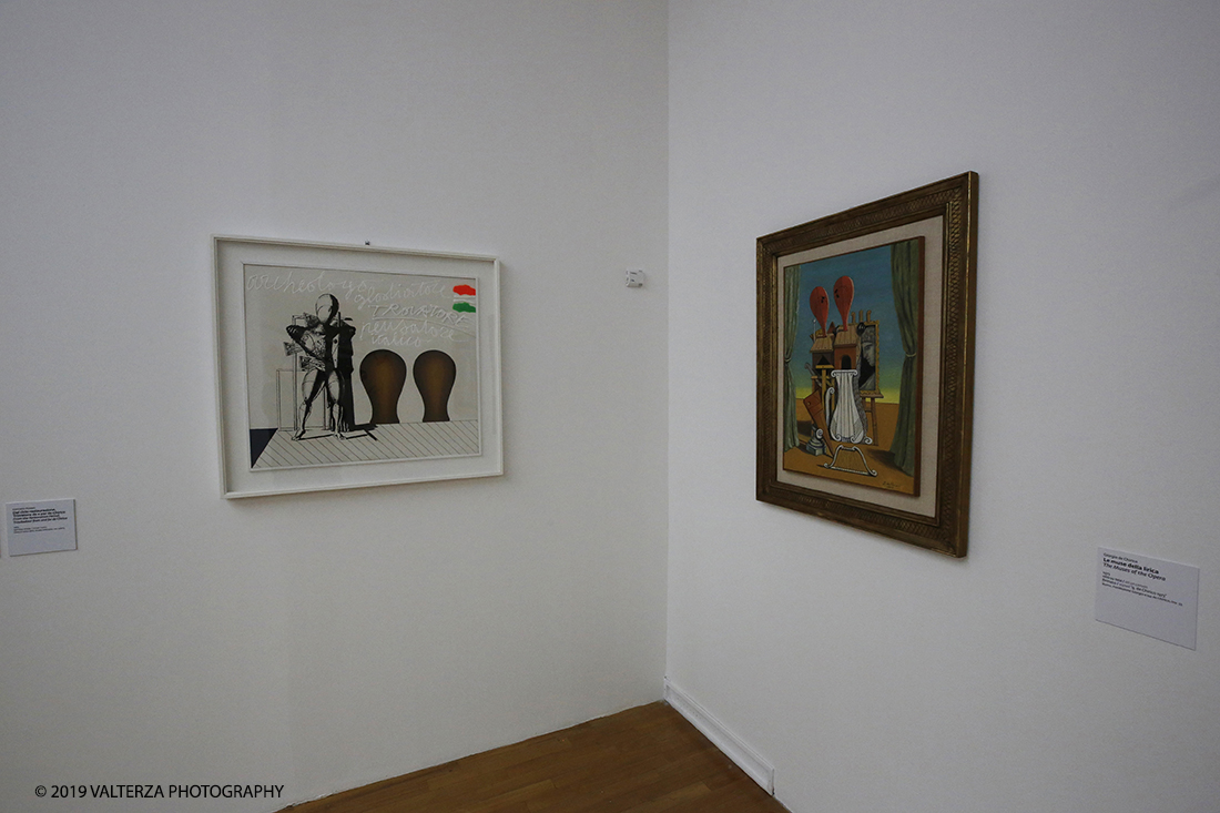 _X9B8034.jpg - 18/04/2019. Torino, La GAM di Torino presenta la grande mostra Giorgio de Chirico. Ritorno al Futuro, Neometafisica e Arte Contemporanea, un dialogo tra la pittura neometafisica di Giorgio de Chirico (Volo, Grecia, 1888 â€“ Roma, 1978) e le generazioni di artisti che, in particolare dagli anni Sessanta in poi, si sono ispirati alla sua opera, riconoscendolo come il maestro che ha anticipato la loro nuova visione e che con la sua neometafisica si Ã¨ posto in un confronto diretto con gli autori piÃ¹ giovani. Nella foto le opere di Concetto Pozzati; Trovatore e De Chirico Le muse della lirica a confronto nella sezione della mostra Citazioni.