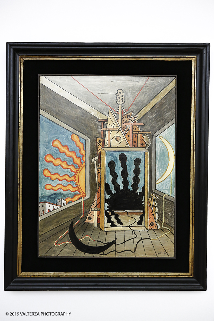 _X9B8042.jpg - 18/04/2019. Torino, La GAM di Torino presenta la grande mostra Giorgio de Chirico. Ritorno al Futuro, Neometafisica e Arte Contemporanea, un dialogo tra la pittura neometafisica di Giorgio de Chirico (Volo, Grecia, 1888 â€“ Roma, 1978) e le generazioni di artisti che, in particolare dagli anni Sessanta in poi, si sono ispirati alla sua opera, riconoscendolo come il maestro che ha anticipato la loro nuova visione e che con la sua neometafisica si Ã¨ posto in un confronto diretto con gli autori piÃ¹ giovani. Nella foto De Chirico Interno metafisico con sole spento. Olio su tela 1971