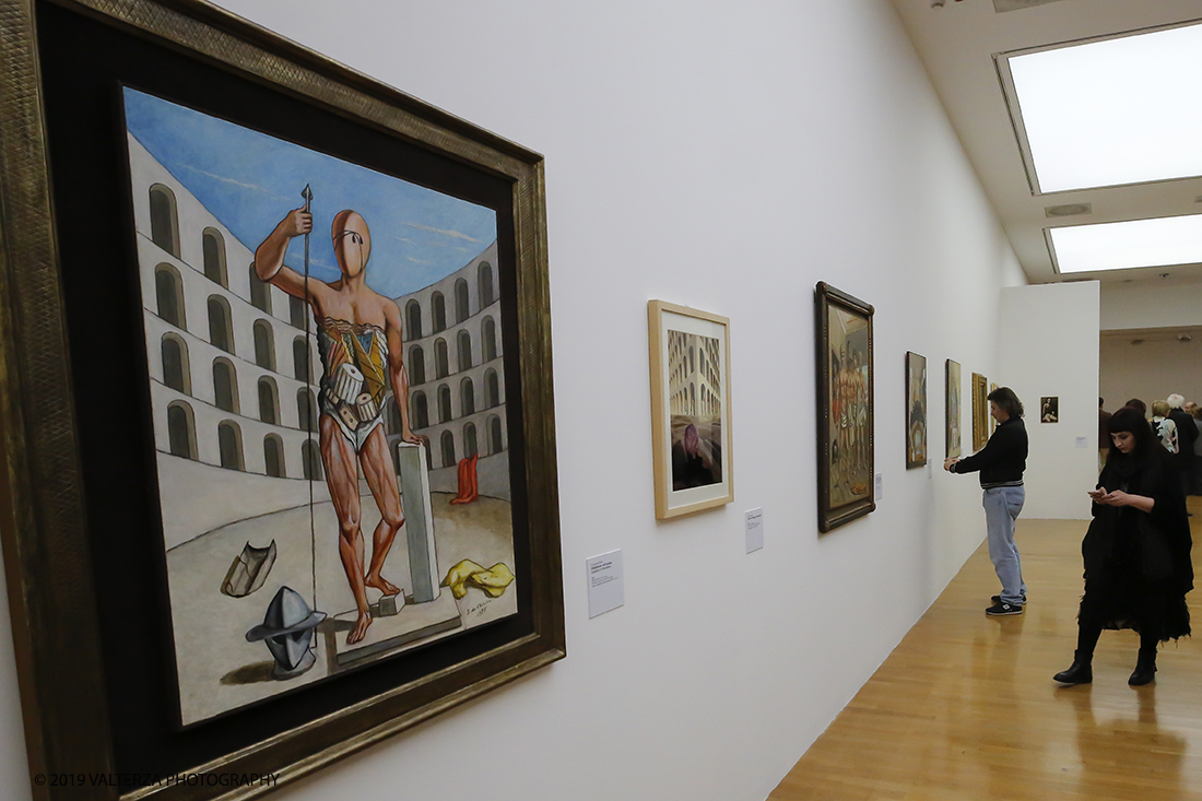 _X9B8179.jpg - 18/04/2019. Torino, La GAM di Torino presenta la grande mostra Giorgio de Chirico. Ritorno al Futuro, Neometafisica e Arte Contemporanea, un dialogo tra la pittura neometafisica di Giorgio de Chirico (Volo, Grecia, 1888 â€“ Roma, 1978) e le generazioni di artisti che, in particolare dagli anni Sessanta in poi, si sono ispirati alla sua opera, riconoscendolo come il maestro che ha anticipato la loro nuova visione e che con la sua neometafisica si Ã¨ posto in un confronto diretto con gli autori piÃ¹ giovani. Nella foto un momento della visita alla mostra.