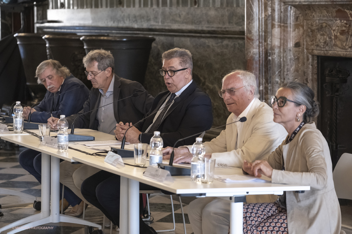 DSCF0042.jpg - 30-05-2025. Torino.  Giuseppe Maraniello, Mostra Asa Nisi Masa.  Nella foto il tavolo dei relatori con Sandro Parmiggiani critico d'arte,  Francesco Tedeschi  Professore ordinario di Storia dell'arte contemporanea, Mario Turetta, Direttore delegato dei Musei Reali di Torino , l'artista Giuseppe Maraniello e Stefania Dassi responsabile Giardini Reali