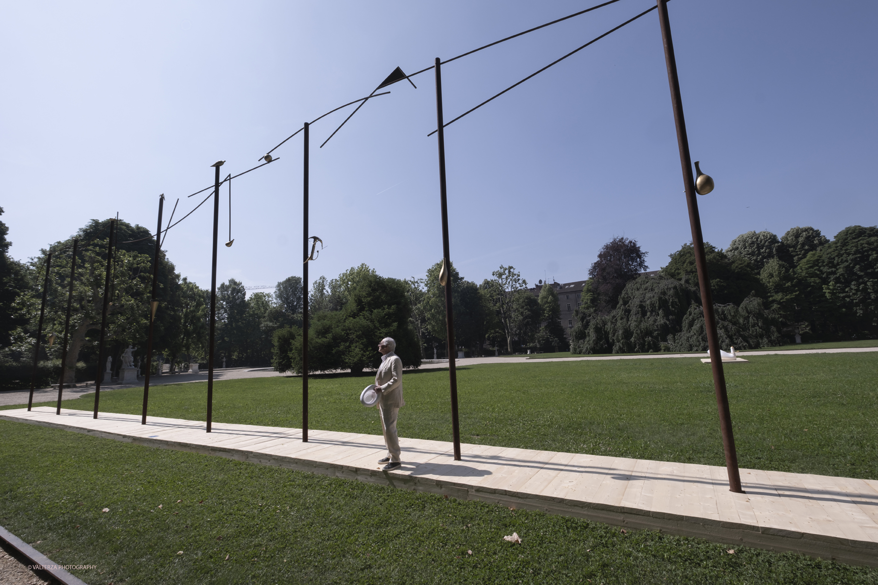 _DSF8110.jpg - 30-05-2025. Torino.  Giuseppe Maraniello, Mostra Asa Nisi Masa. Giuseppe Maraniello Asa Nisi Masa. Nella foto l'artista con una delle sue grandi creazioni esposta nei giardini reali