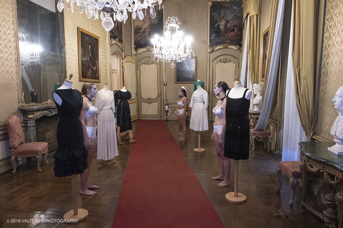 _DSF4878.jpg - 17/09/2019. Torino. Atelier. Torino Artefice di eleganza.questo il tema dell'edizione 2019 di Iconica. Quattro giorni di appuntamenti, incontri a tema, mostre, laboratori e lâ€™esibizione teatrale Corpi - Live perrformance messa in scena da Casa Fools-Teatro Vanchiglia. Eventi che ruoteranno intorno agli abiti e agli accessori creati dalle piÃ¹ famose sartorie e modiste torinesi negli anni 1950-80. Nella foto un momento di "Corpi- Live performance" messa in scena da Casa Fools-Teatro Vanchiglia