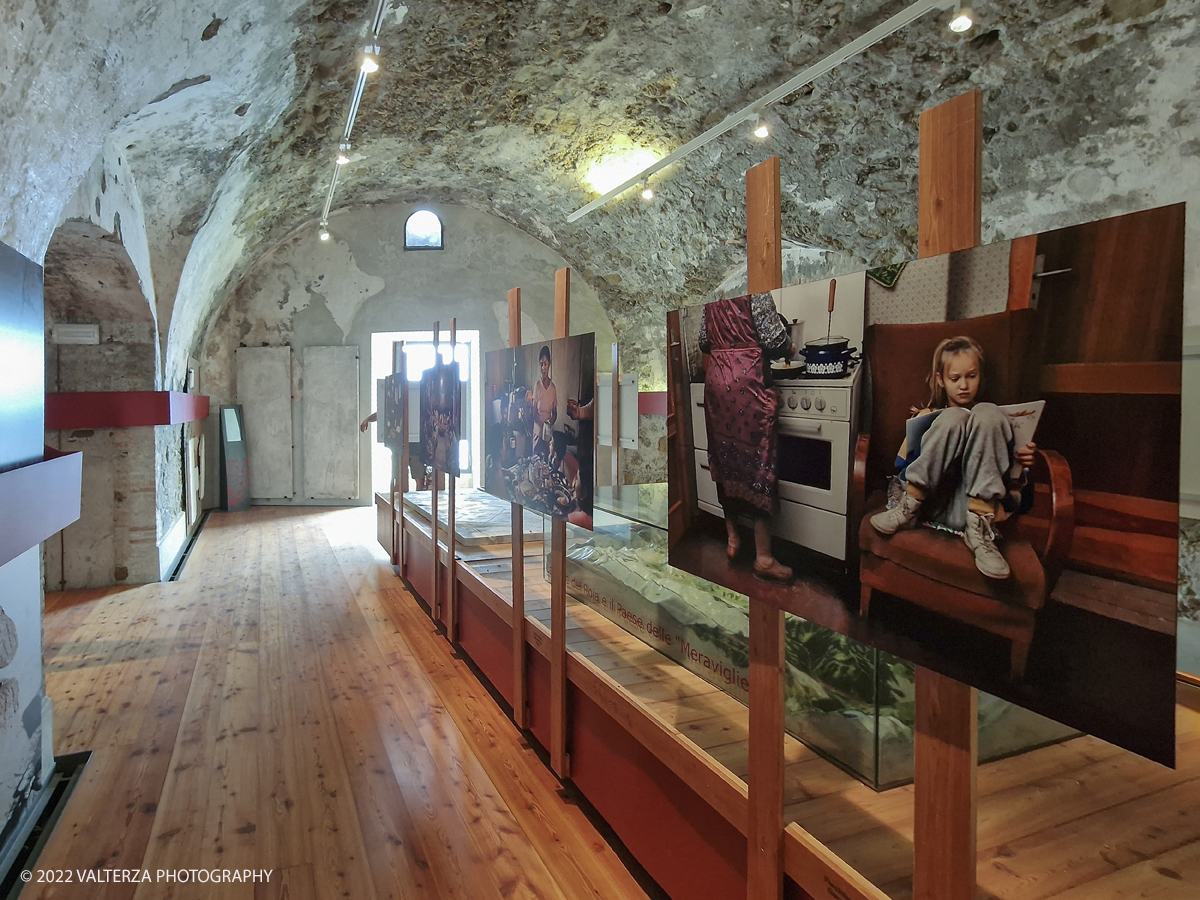 20220817_173135.jpg - 17/0872022. Ventimiglia. Qui abbiamo il cibo come leitmotiv della mostra, inteso come espressione diretta di culture e territori diversi, in declinazioni che documentano la vita quotidiana di popolazioni lontane, illustrando scene di pesca, di agricoltura, di commerci, di trasporti, in ciascuna foto Steve McCurry riesce sempre a cogliere, secondo le sue intenzioni, â€œqualcosa di insolito e di unicoâ€�.