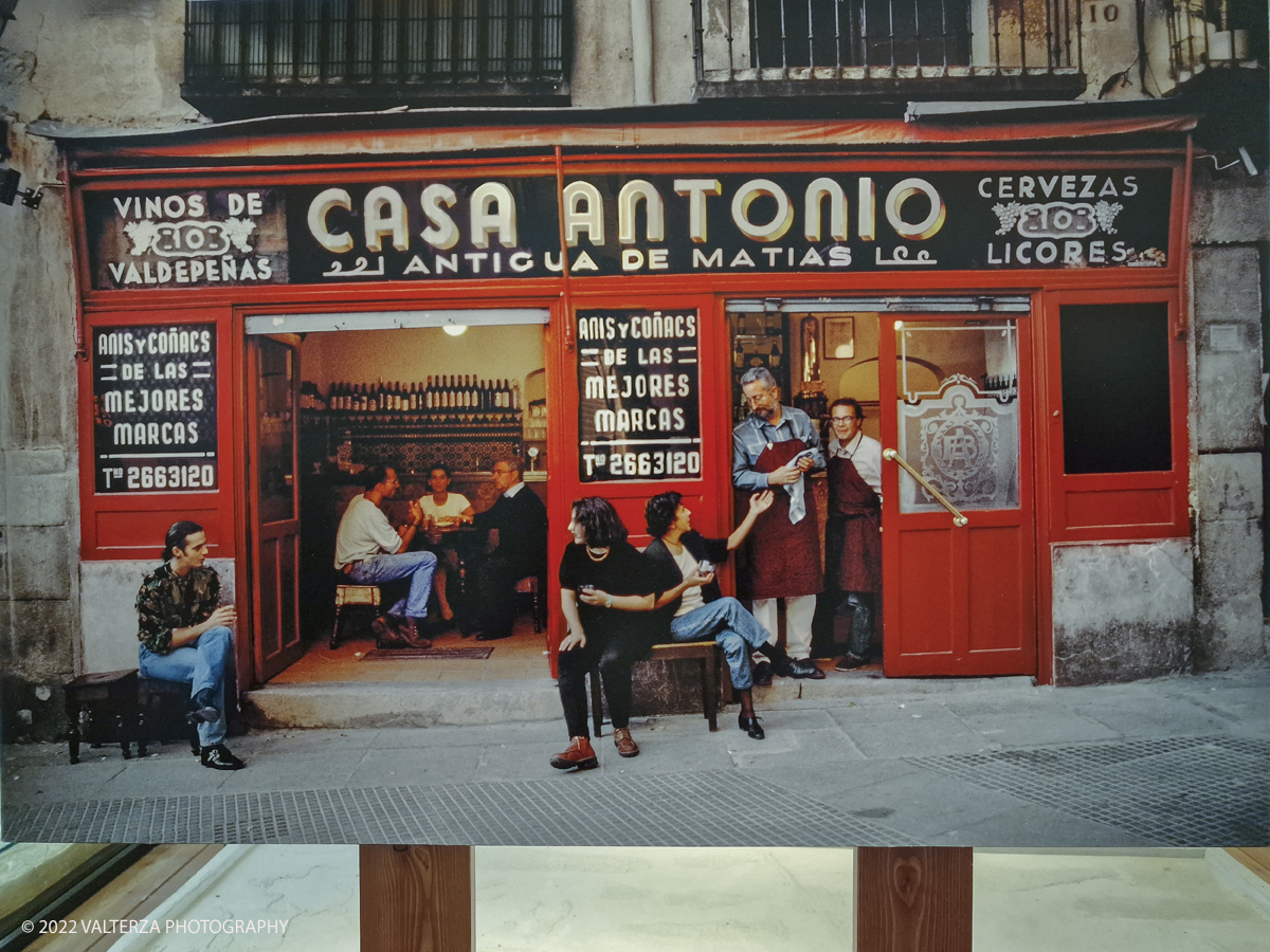 20220817_173300.jpg - 17/0872022. Ventimiglia. Qui abbiamo il cibo come leitmotiv della mostra, inteso come espressione diretta di culture e territori diversi, in declinazioni che documentano la vita quotidiana di popolazioni lontane, illustrando scene di pesca, di agricoltura, di commerci, di trasporti, in ciascuna foto Steve McCurry riesce sempre a cogliere, secondo le sue intenzioni, â€œqualcosa di insolito e di unicoâ€�.