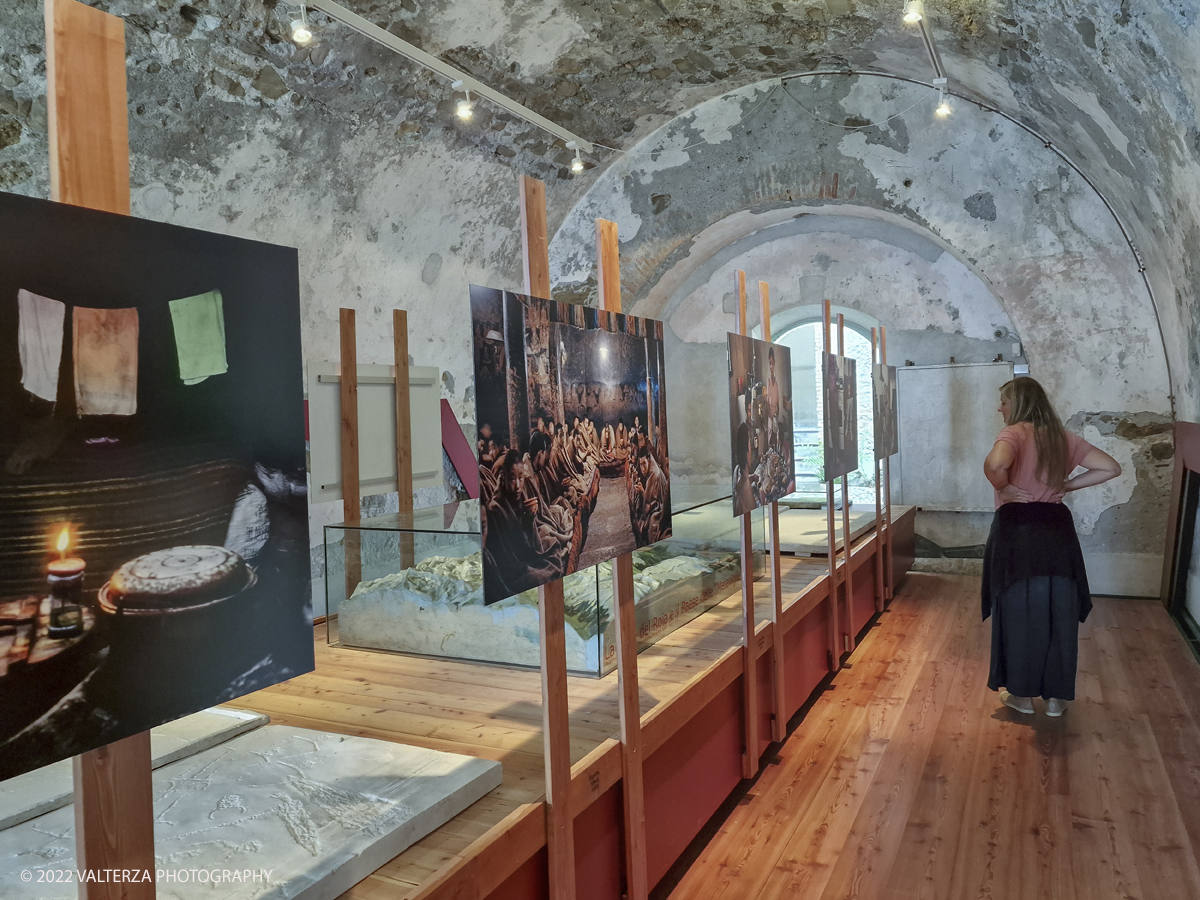 20220817_173338.jpg - 17/0872022. Ventimiglia. Qui abbiamo il cibo come leitmotiv della mostra, inteso come espressione diretta di culture e territori diversi, in declinazioni che documentano la vita quotidiana di popolazioni lontane, illustrando scene di pesca, di agricoltura, di commerci, di trasporti, in ciascuna foto Steve McCurry riesce sempre a cogliere, secondo le sue intenzioni, â€œqualcosa di insolito e di unicoâ€�.