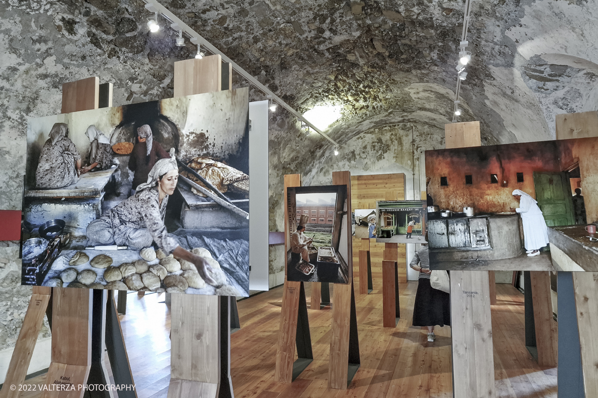 20220817_173516.jpg - 17/0872022. Ventimiglia. Qui abbiamo il cibo come leitmotiv della mostra, inteso come espressione diretta di culture e territori diversi, in declinazioni che documentano la vita quotidiana di popolazioni lontane, illustrando scene di pesca, di agricoltura, di commerci, di trasporti, in ciascuna foto Steve McCurry riesce sempre a cogliere, secondo le sue intenzioni, â€œqualcosa di insolito e di unicoâ€�.