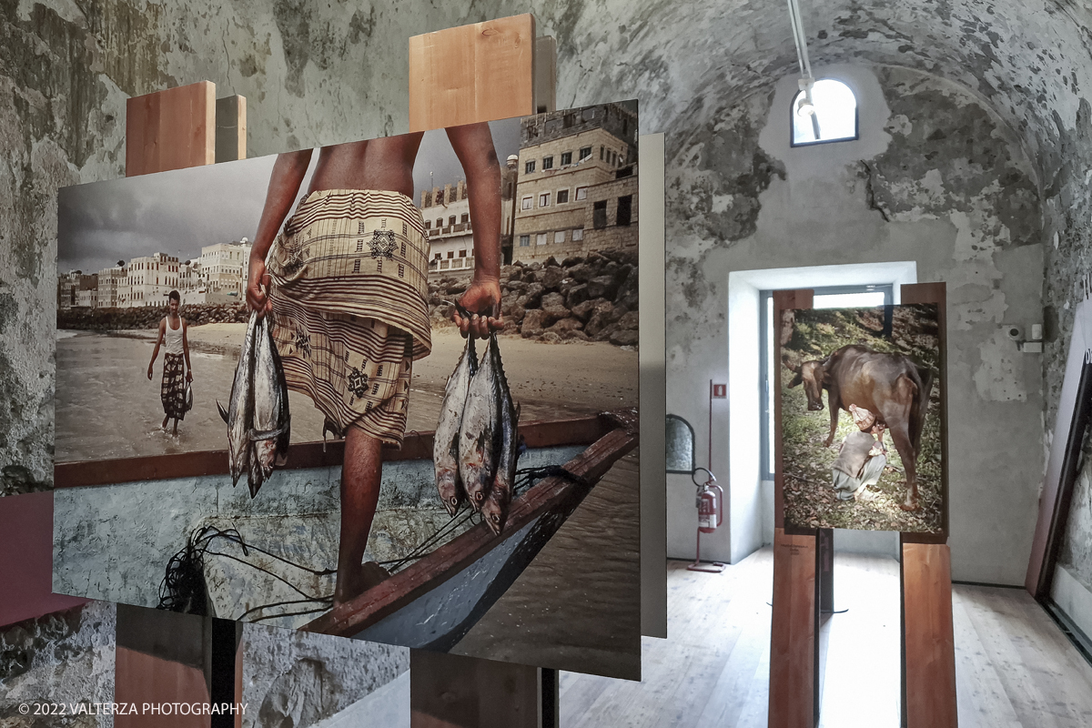 20220817_173829(0).jpg - 17/0872022. Ventimiglia. Qui abbiamo il cibo come leitmotiv della mostra, inteso come espressione diretta di culture e territori diversi, in declinazioni che documentano la vita quotidiana di popolazioni lontane, illustrando scene di pesca, di agricoltura, di commerci, di trasporti, in ciascuna foto Steve McCurry riesce sempre a cogliere, secondo le sue intenzioni, â€œqualcosa di insolito e di unicoâ€�.