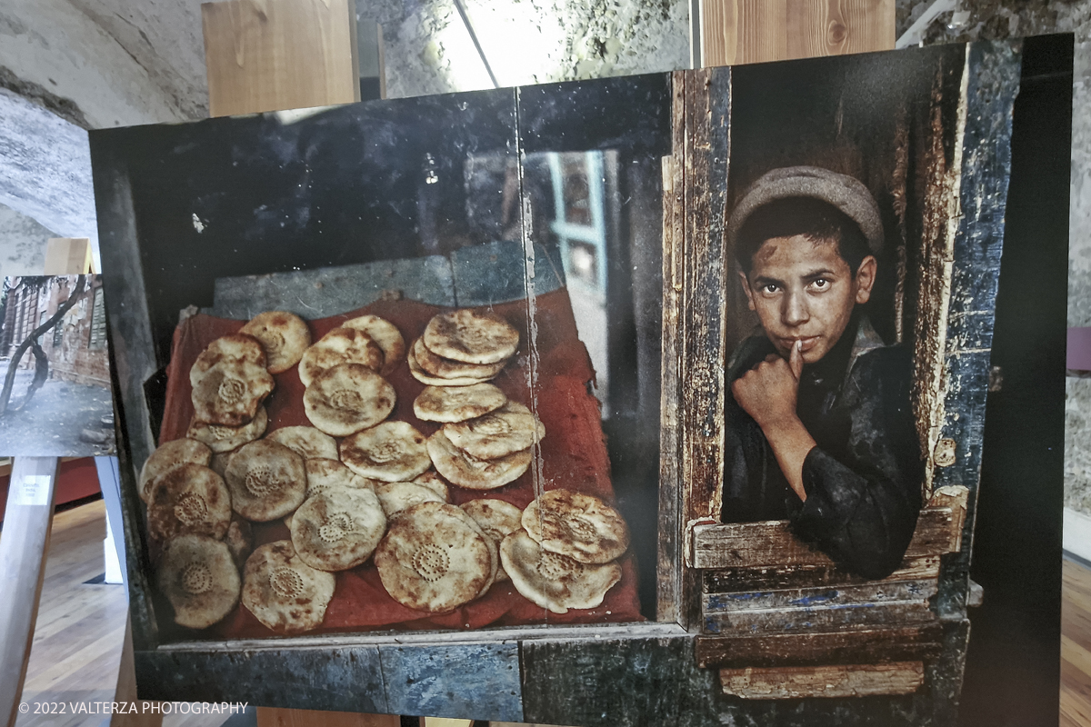 20220817_174521.jpg - 17/0872022. Ventimiglia. Qui abbiamo il cibo come leitmotiv della mostra, inteso come espressione diretta di culture e territori diversi, in declinazioni che documentano la vita quotidiana di popolazioni lontane, illustrando scene di pesca, di agricoltura, di commerci, di trasporti, in ciascuna foto Steve McCurry riesce sempre a cogliere, secondo le sue intenzioni, â€œqualcosa di insolito e di unicoâ€�.