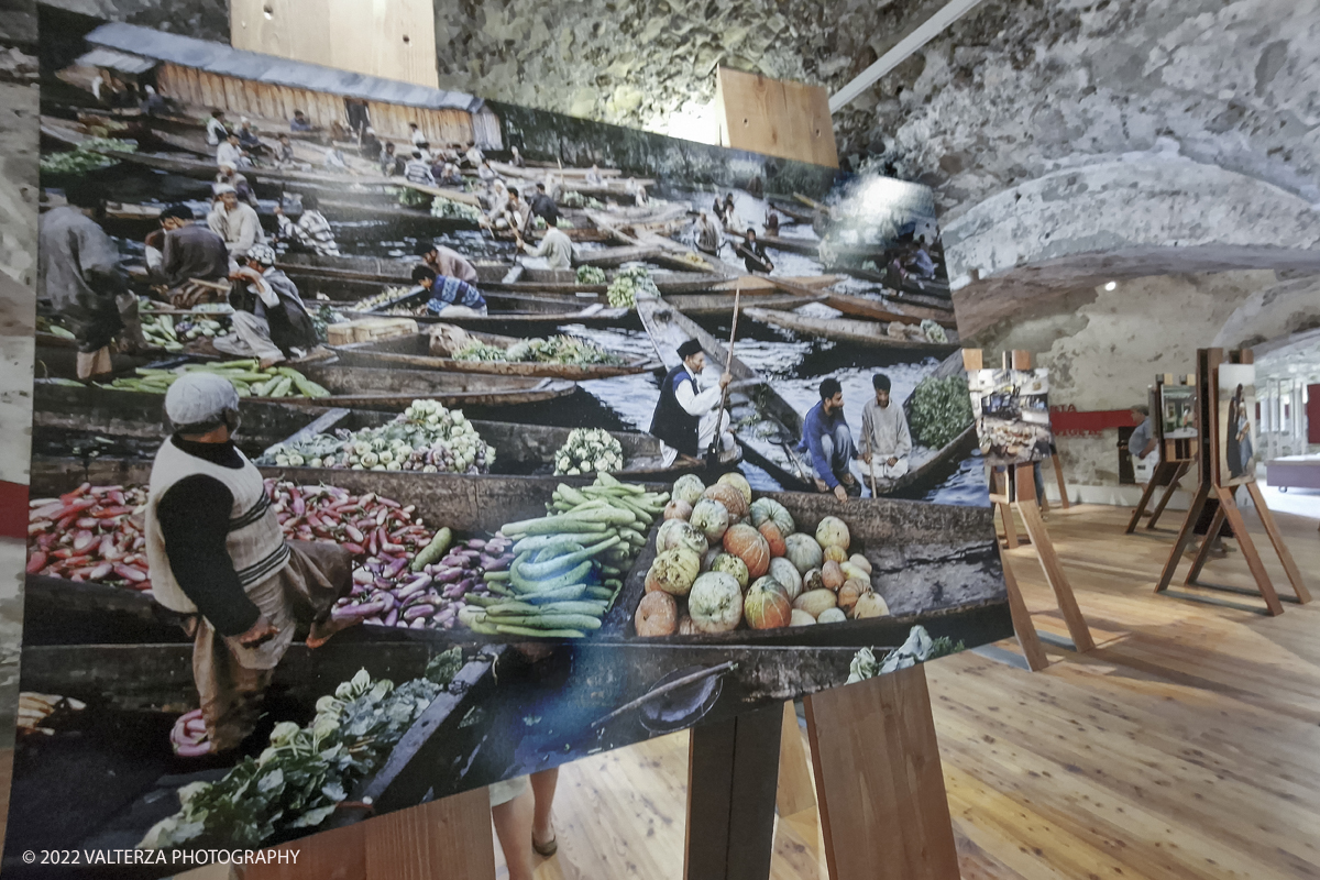 20220817_174808.jpg - 17/0872022. Ventimiglia. Qui abbiamo il cibo come leitmotiv della mostra, inteso come espressione diretta di culture e territori diversi, in declinazioni che documentano la vita quotidiana di popolazioni lontane, illustrando scene di pesca, di agricoltura, di commerci, di trasporti, in ciascuna foto Steve McCurry riesce sempre a cogliere, secondo le sue intenzioni, â€œqualcosa di insolito e di unicoâ€�.