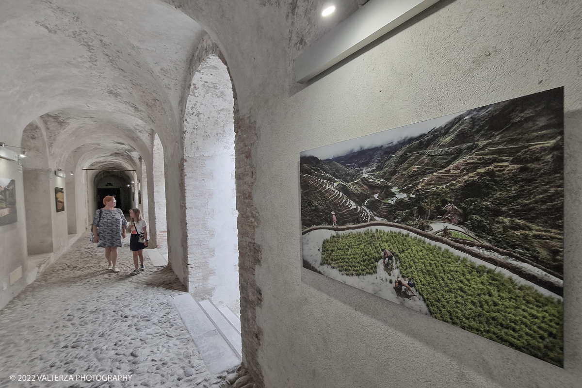 20220817_175518.jpg - 17/0872022. Ventimiglia. Qui abbiamo il cibo come leitmotiv della mostra, inteso come espressione diretta di culture e territori diversi, in declinazioni che documentano la vita quotidiana di popolazioni lontane, illustrando scene di pesca, di agricoltura, di commerci, di trasporti, in ciascuna foto Steve McCurry riesce sempre a cogliere, secondo le sue intenzioni, â€œqualcosa di insolito e di unicoâ€�.