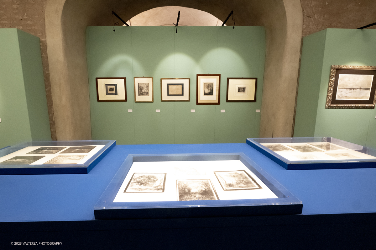 _DSF3291.jpg - 10/11/2023. Torino. Lâ€™esposizione , mira a raccontare le origini e la storia del rivoluzionario movimento artistico nato in Francia a metÃ  dellâ€™Ottocento e raccoglie circa 300 opere di oltre 100 artisti. Nella foto  parte dell'allestimento della prima sezione della mostra dedicata al preimpressionismo sul tavolo una rarissima serie di cliche-verre di Corot e Daubigny