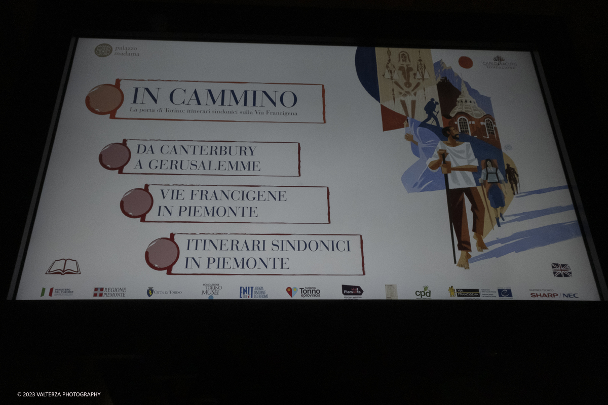 _DSF7259.jpg - 12/07/2023. Torino. La mostra si propone di offrire al pubblico un'esperienza coinvolgente e interattiva, permettendo di scoprire la bellezza e la ricchezza dei luoghi attraversati dalla Via Francigena con particolare attenzione ai cammini sindonici del Piemonte. Nella foto tabellone illustrativo